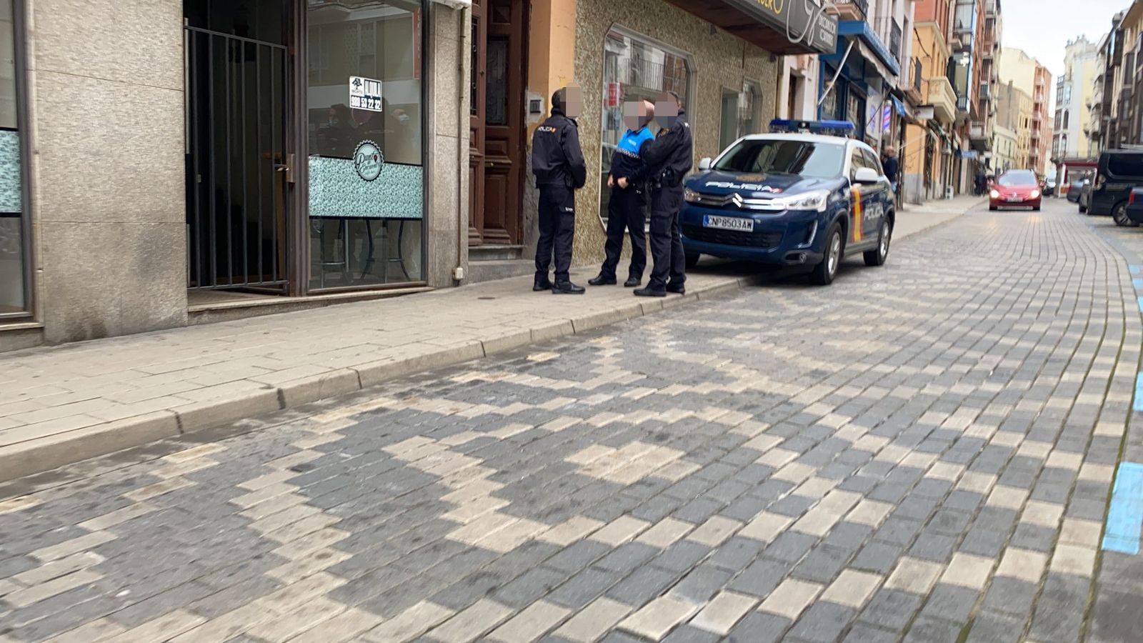 Policía Nacional y Policía Municipal esta tarde en la calle del Riego (1)