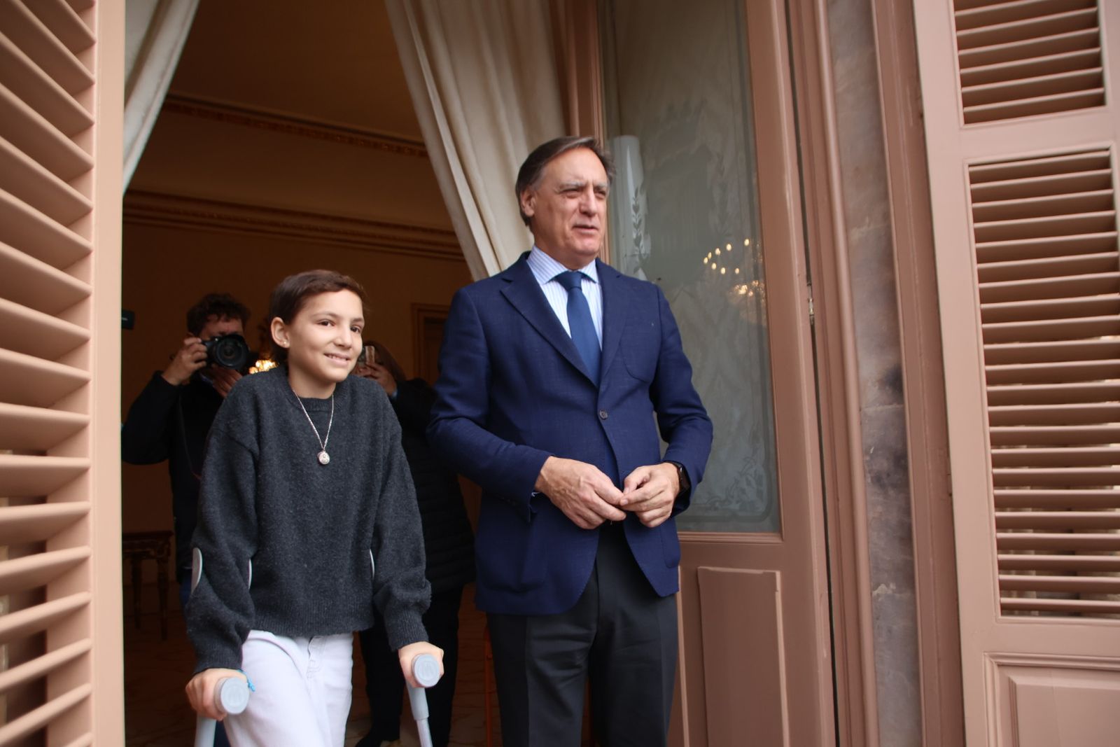El alcalde de Salamanca, Carlos García Carbayo, recibe a María Caamaño, de La Sonrisa de María
