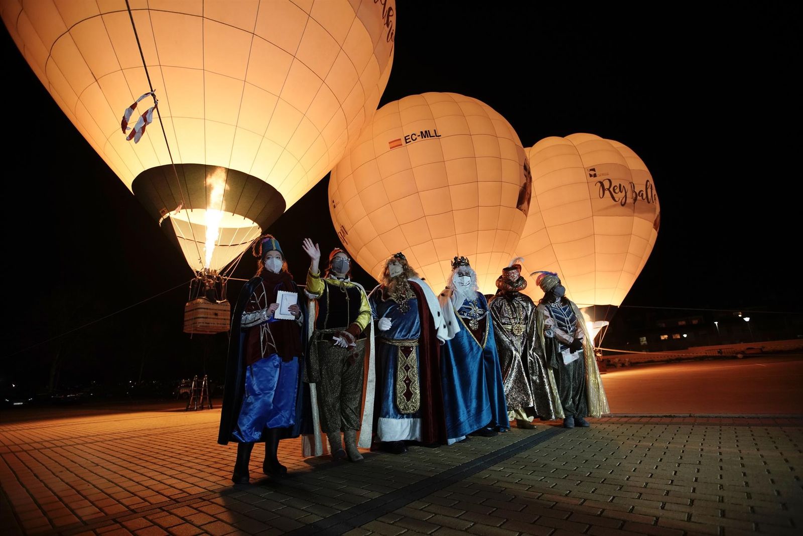 Los Reyes Magos junto a tres globos en Las Rozas. | EP