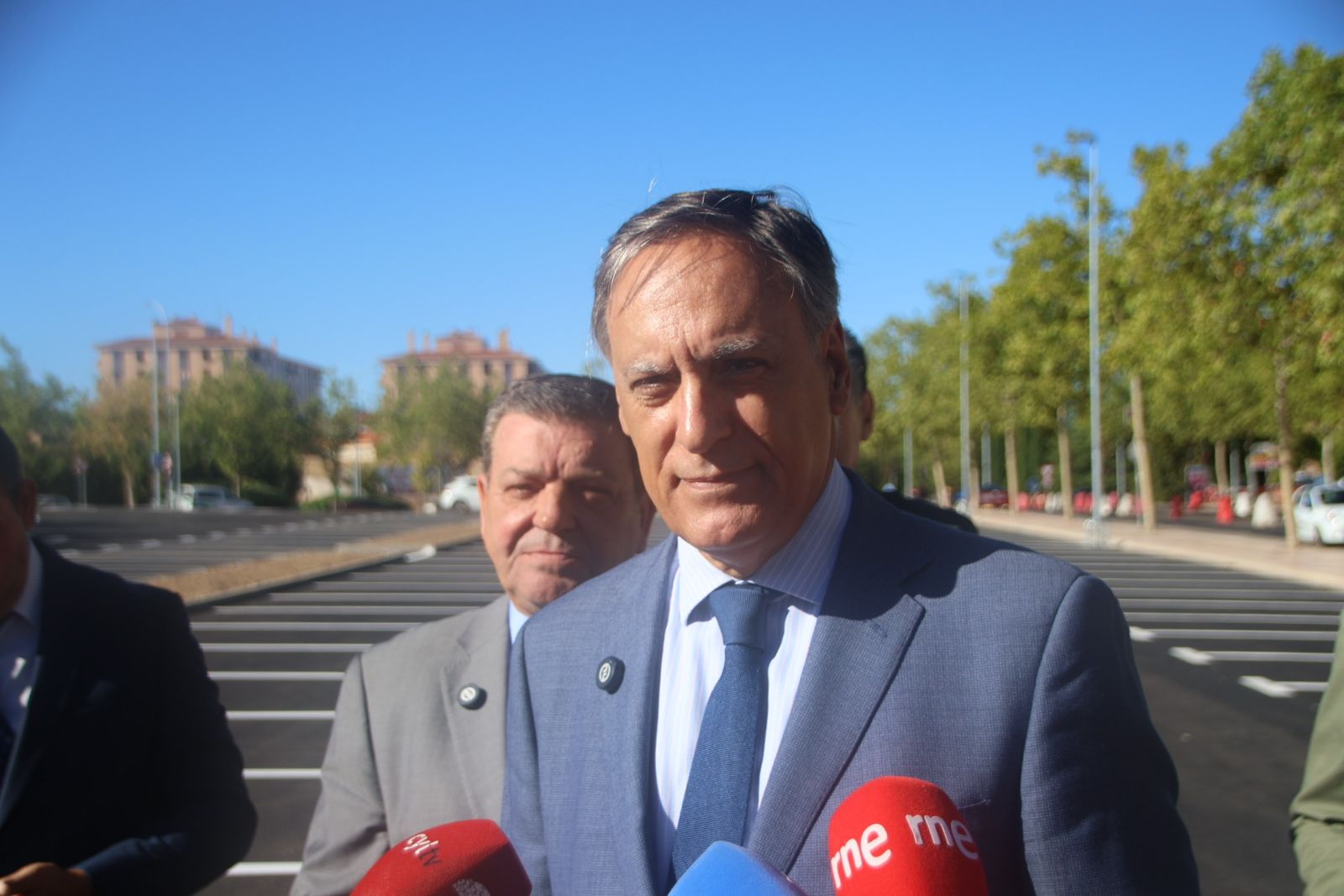 El consejero de la Presidencia, Luis Miguel González Gago, junto a Carbayo visitan las instalaciones del nuevo aparcamiento en el Barrio de la Chinchibarra