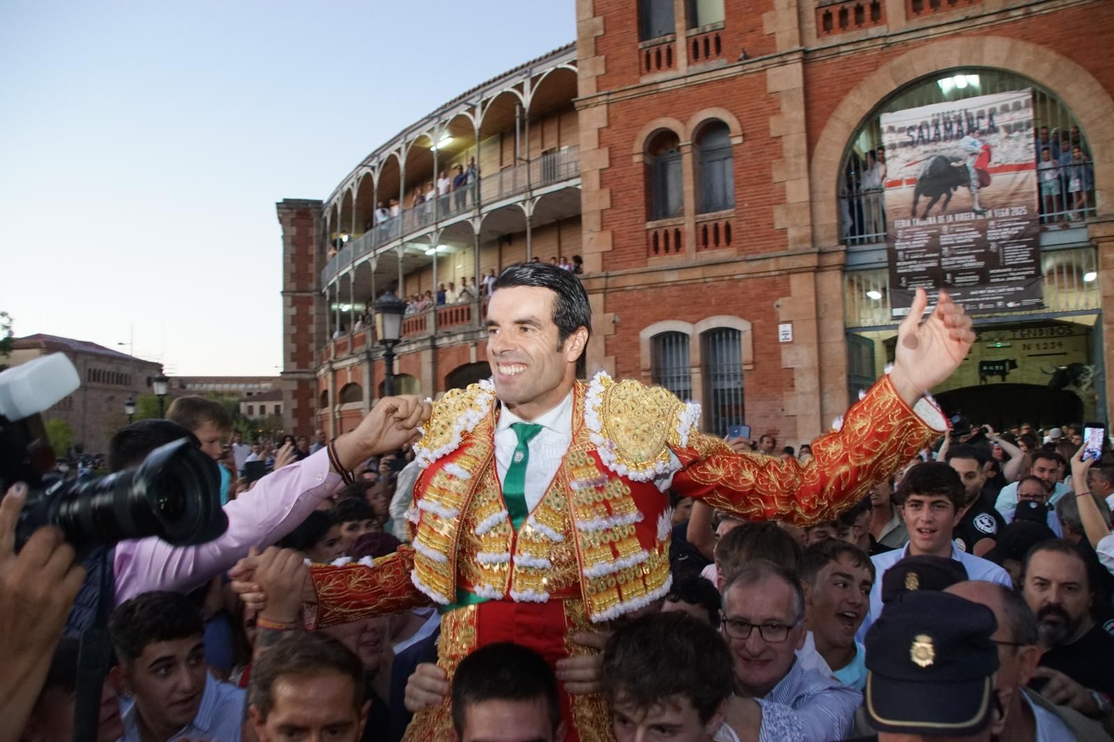 Emilio de Justo, Juan Ortega y Roca Rey inauguran el cartel de figuras en la feria de Salamanca: la corrida de Garcigrande en imágenes