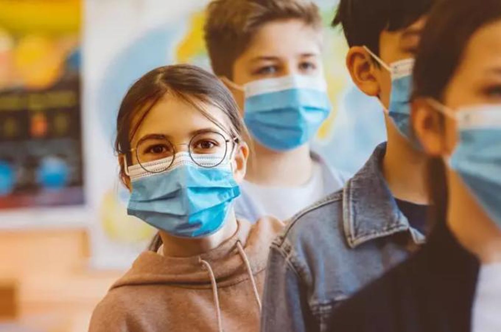 Adolescentes con mascarilla. Europa Press