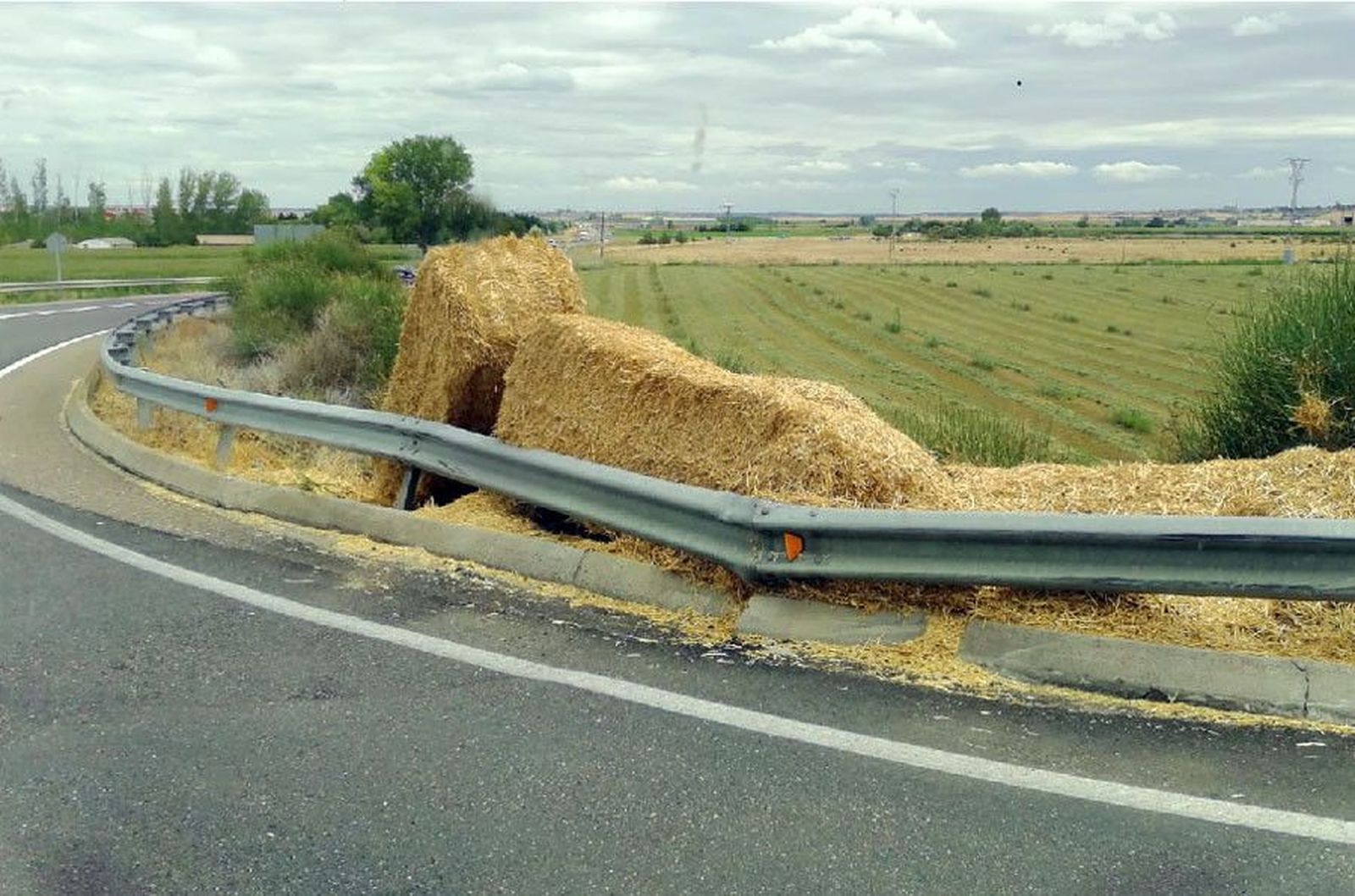 Pacas paja carretera