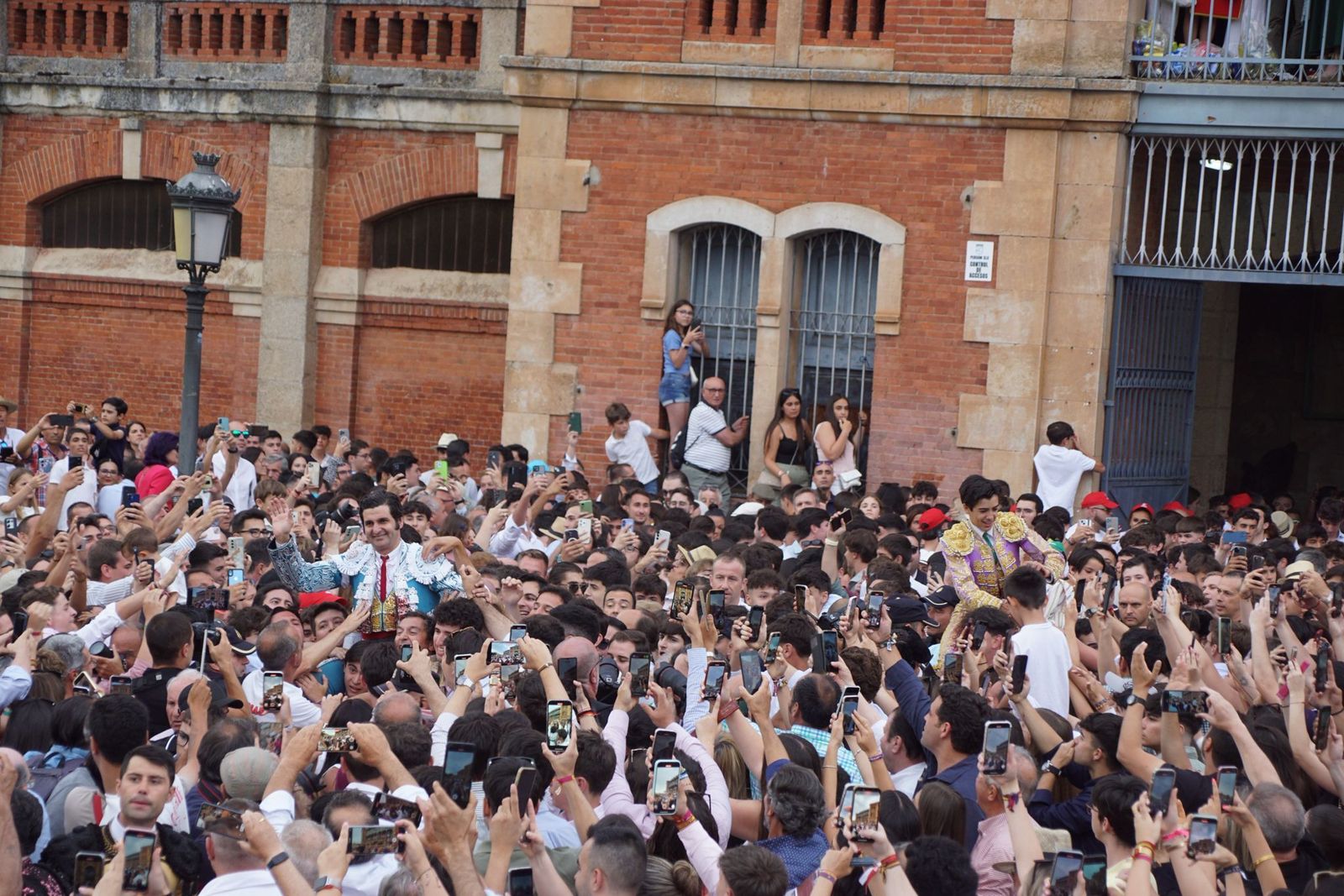 ambiente-en-los-tendidos-para-ver-el-mano-a-mano-de-morante-y-marco-perez-en-la-glorieta-por-san-juan-de-sahagun-3