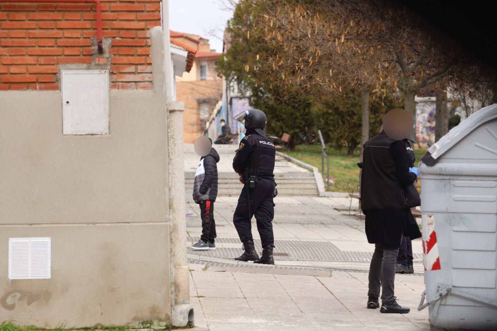 Policía Nacional en la calle Sierra de Béjar en la operación policial de este martes