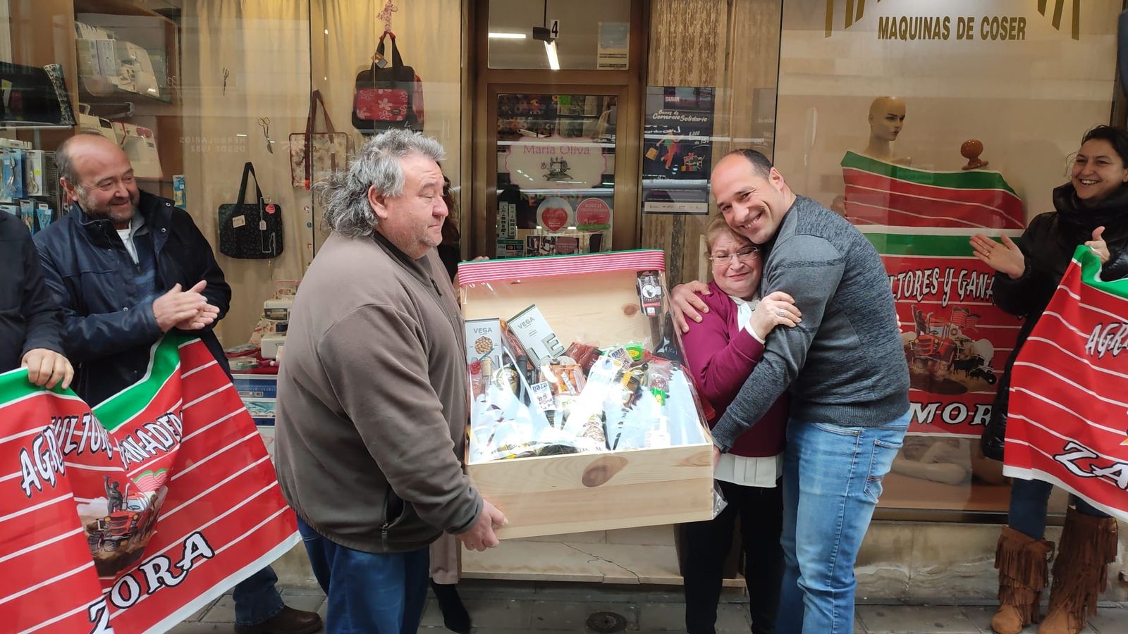 Agricultores le regalan una cesta a la propietaria de María Oliva