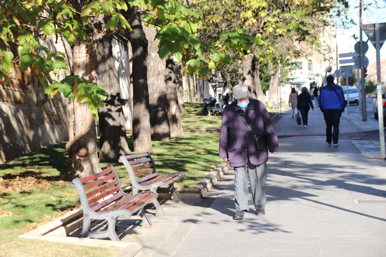 Personas paseando en Avenida de Villamayor en otoño