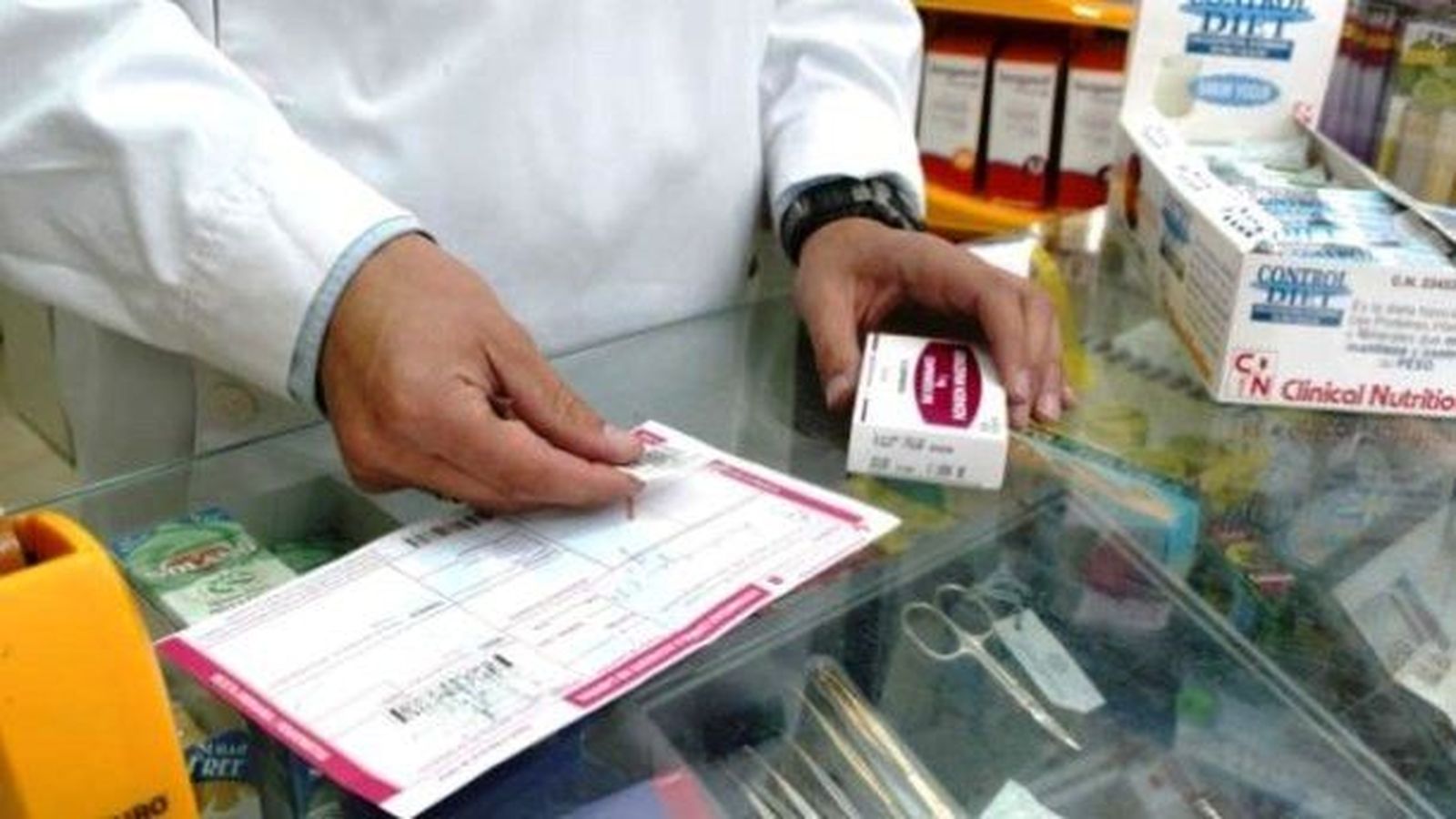 Archivo. Un farmacéutico consulta la receta de un paciente en una farmacia Archivo. Un farmacéutico consulta la receta de un paciente en una farmacia