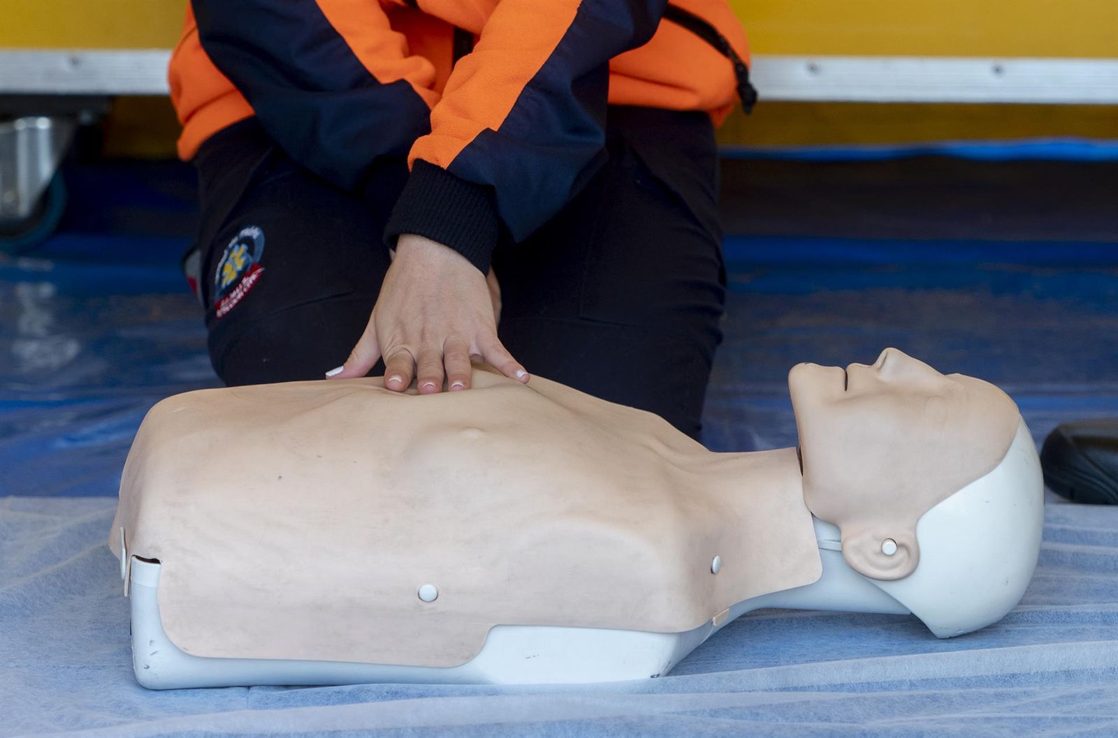 Un sanitario realiza técnicas de reanimación cardiopulmonar. Alberto Ortega. Europa Press. Archivo