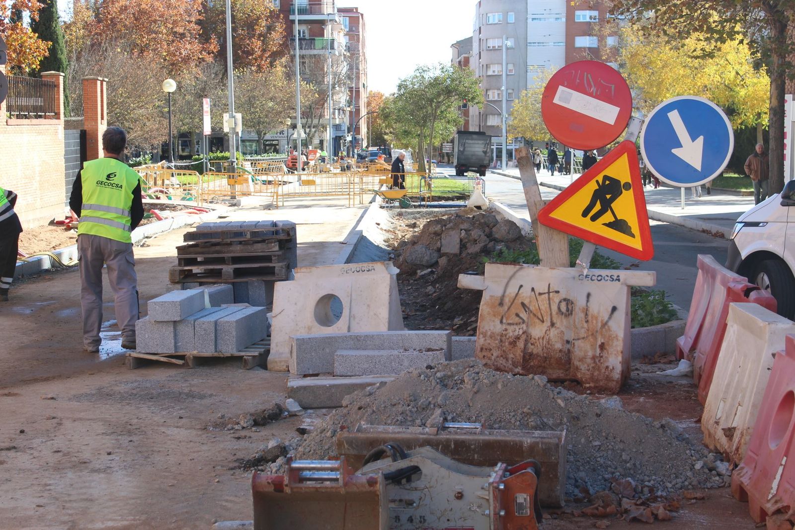 Carlos García Carbayo visita las obras de urbanización de la Carretera Ledesma. Foto de archivo