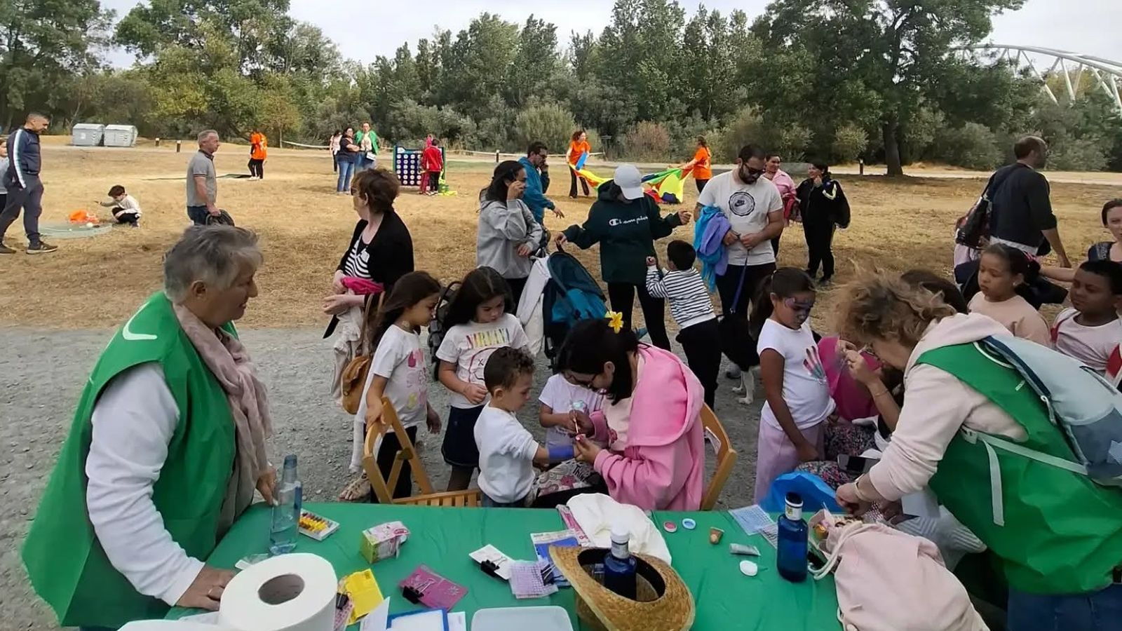 La Isla del Soto se convierte en un escenario de juegos, bailes y pinturas en el Día de las Familias