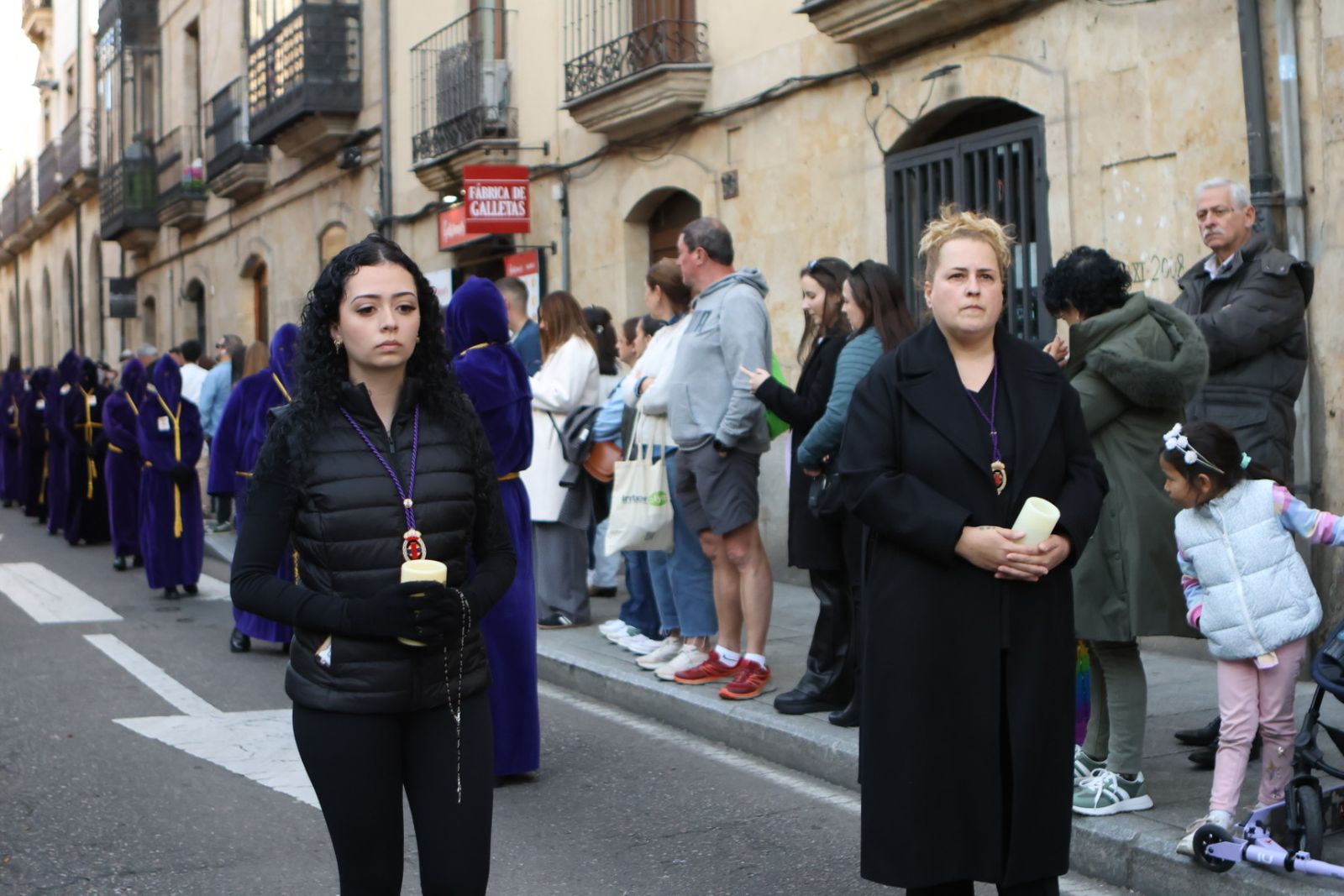 Jesús Rescatado procesiona en Salamanca con su nueva túnica y la atenta mirada de cientos de fieles