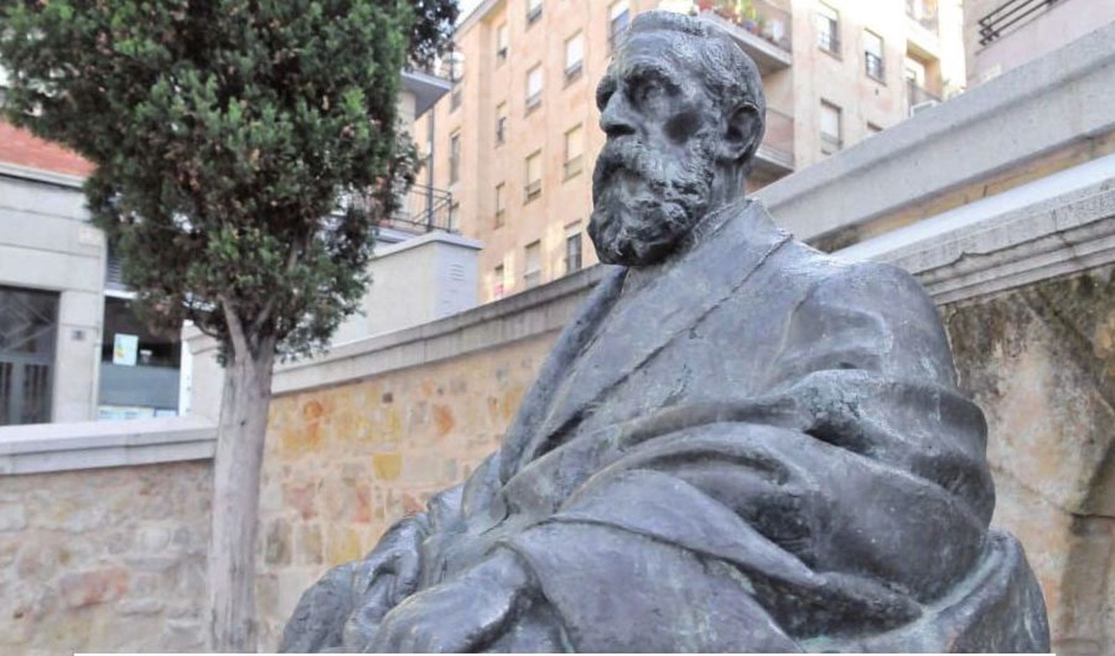 La estatua en honor a Tomás Bretón