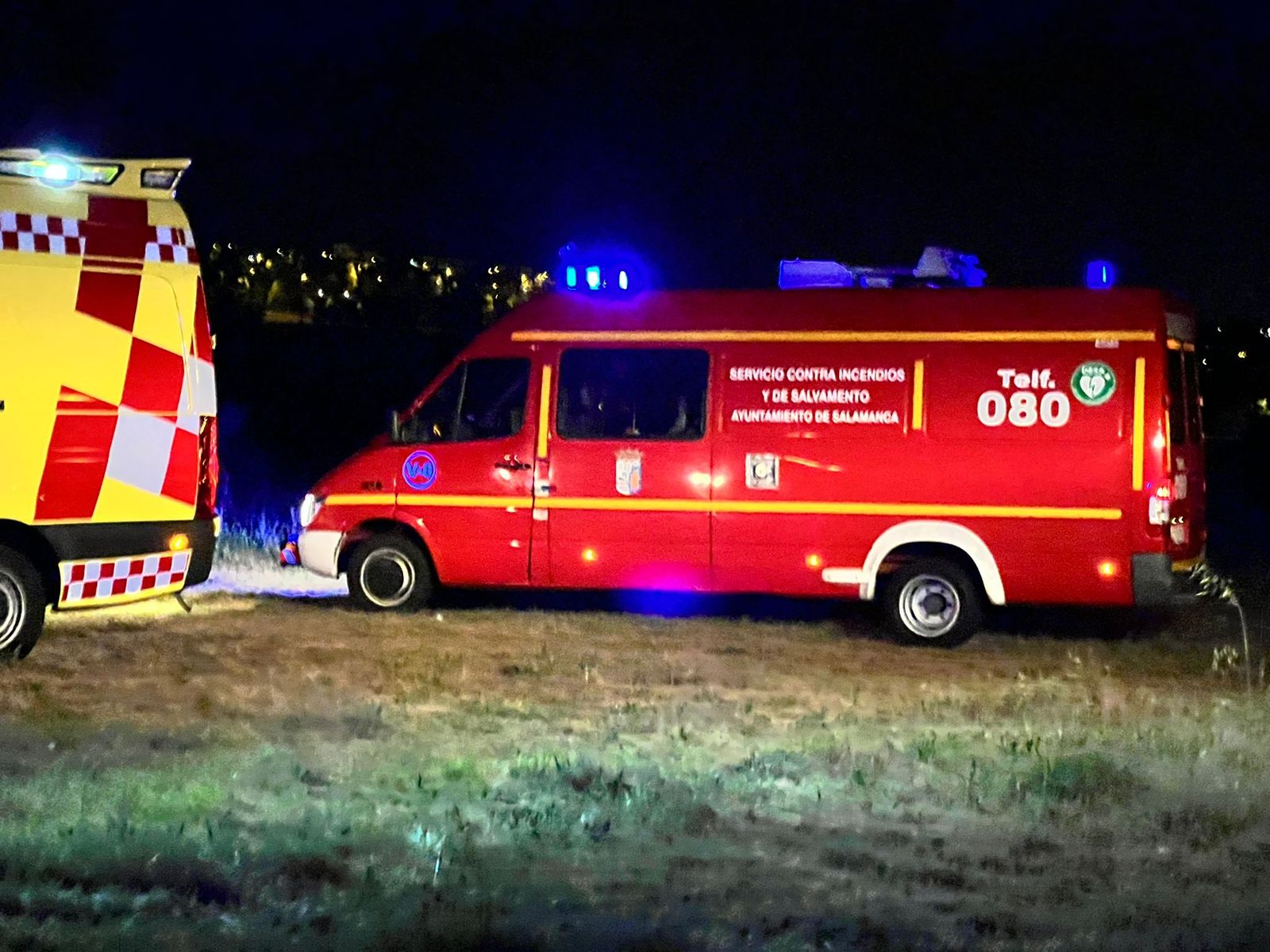 Rescatan a un hombre del interior de un pozo dentro de una nave en el barrio de Tejares