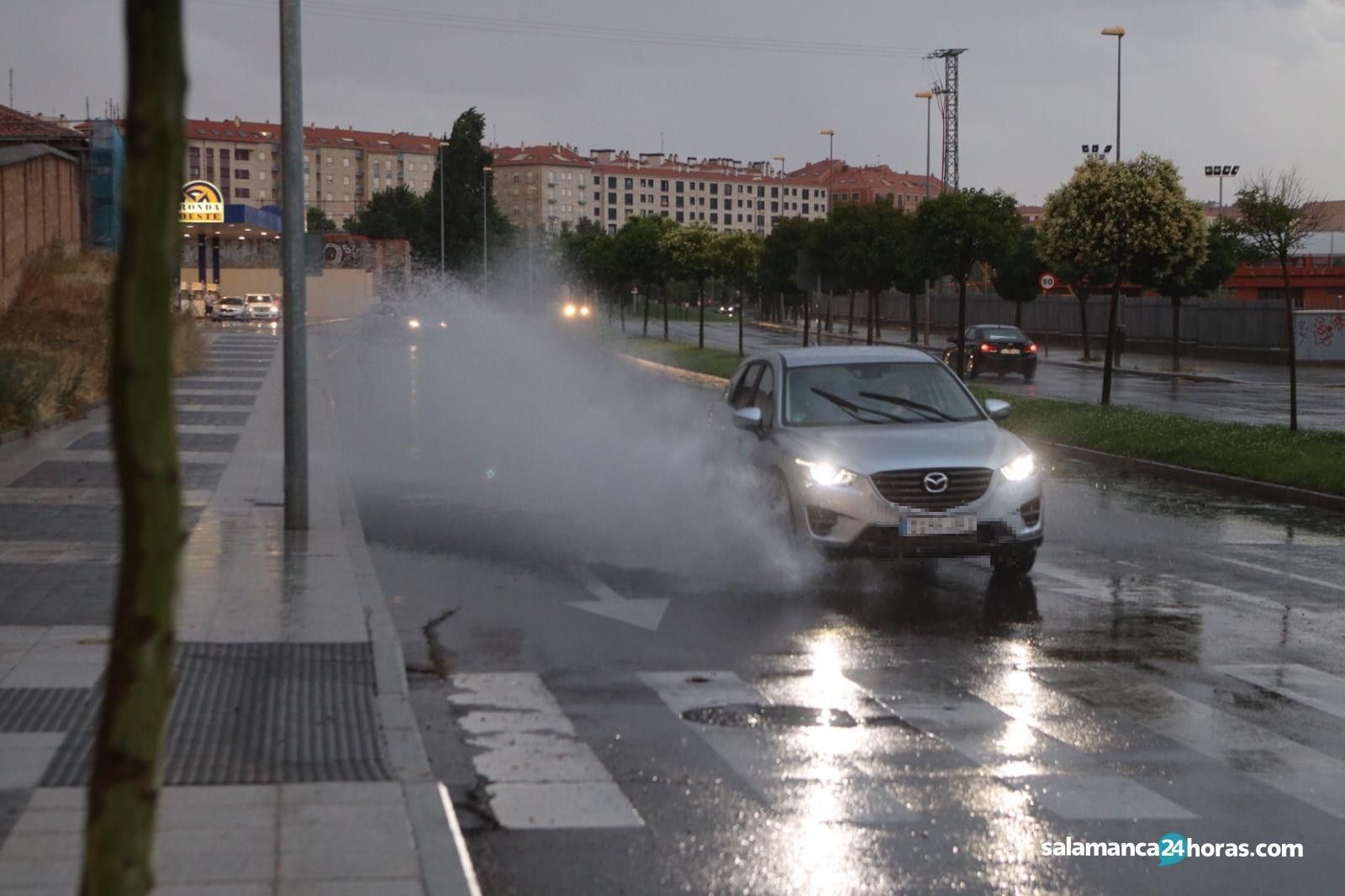 Coche salpicando agua. Foto de archivo