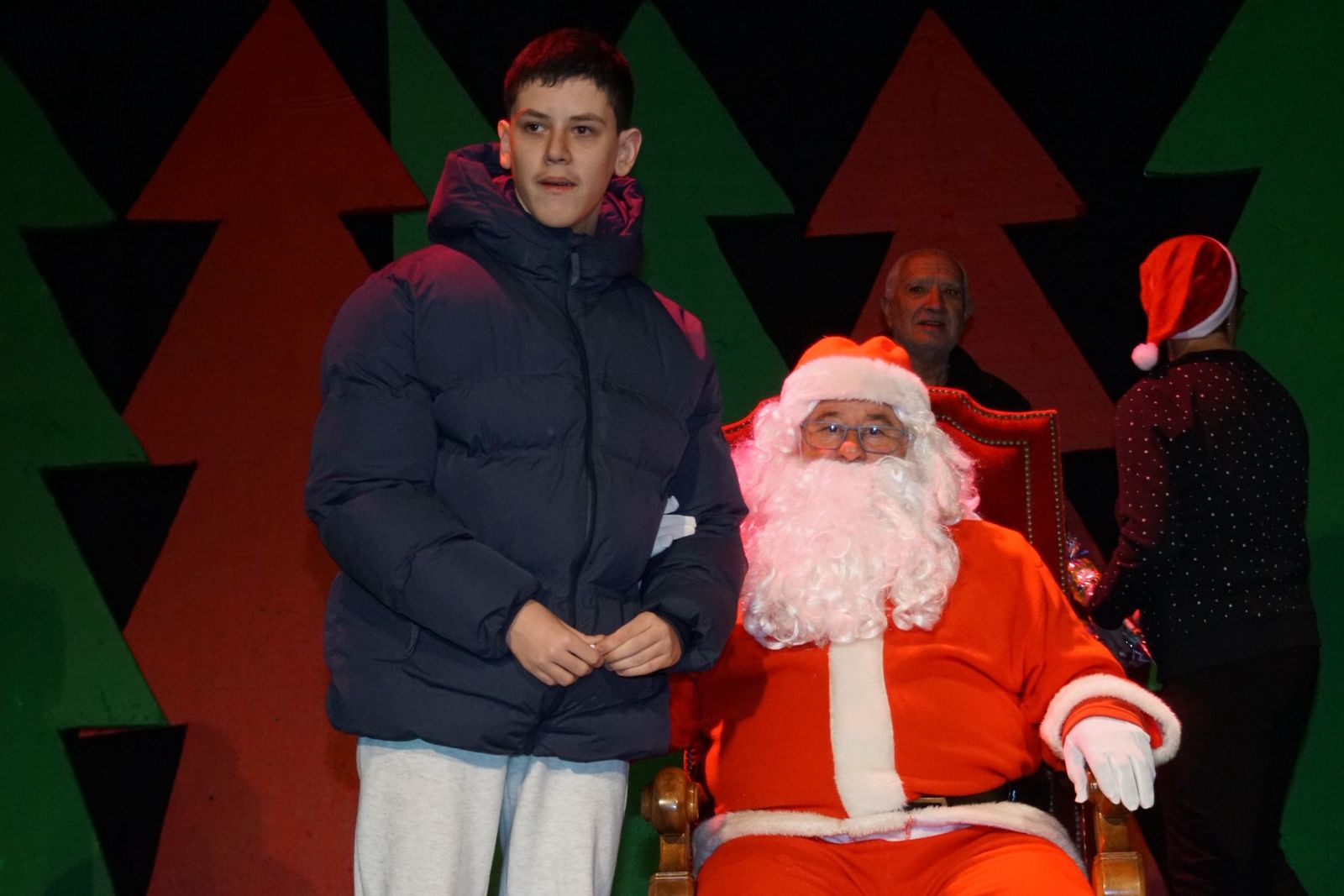 Papá Noel recorre las calles de Alba de Tormes y entrega regalos a los niños