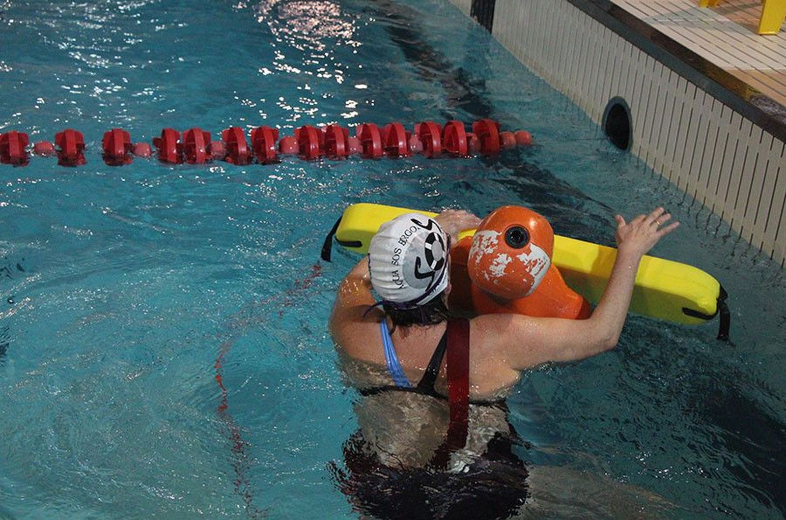 Deportista en una prueba de socorrismo