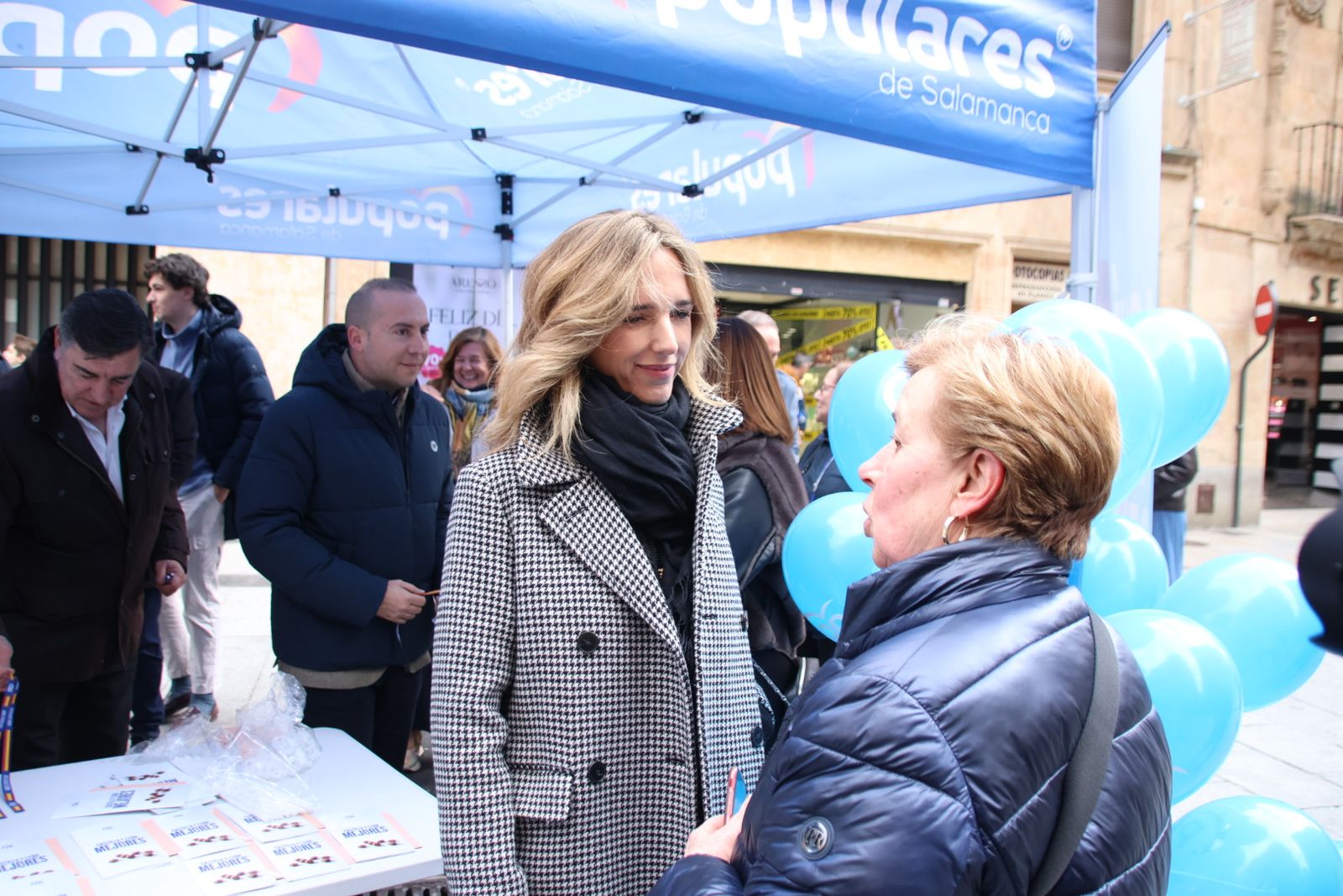 Cayetana Álvarez de Toledo y Carlos García Carbayo, dan un paseo electoral por la Plaza Mayor