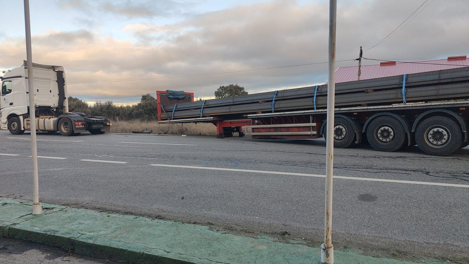Un camión pierde su carga y corta la N-630 a la altura de La Maya