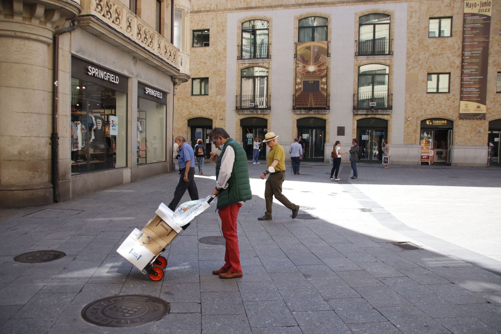 Gente paseando por la plaza del Liceo en Verano
