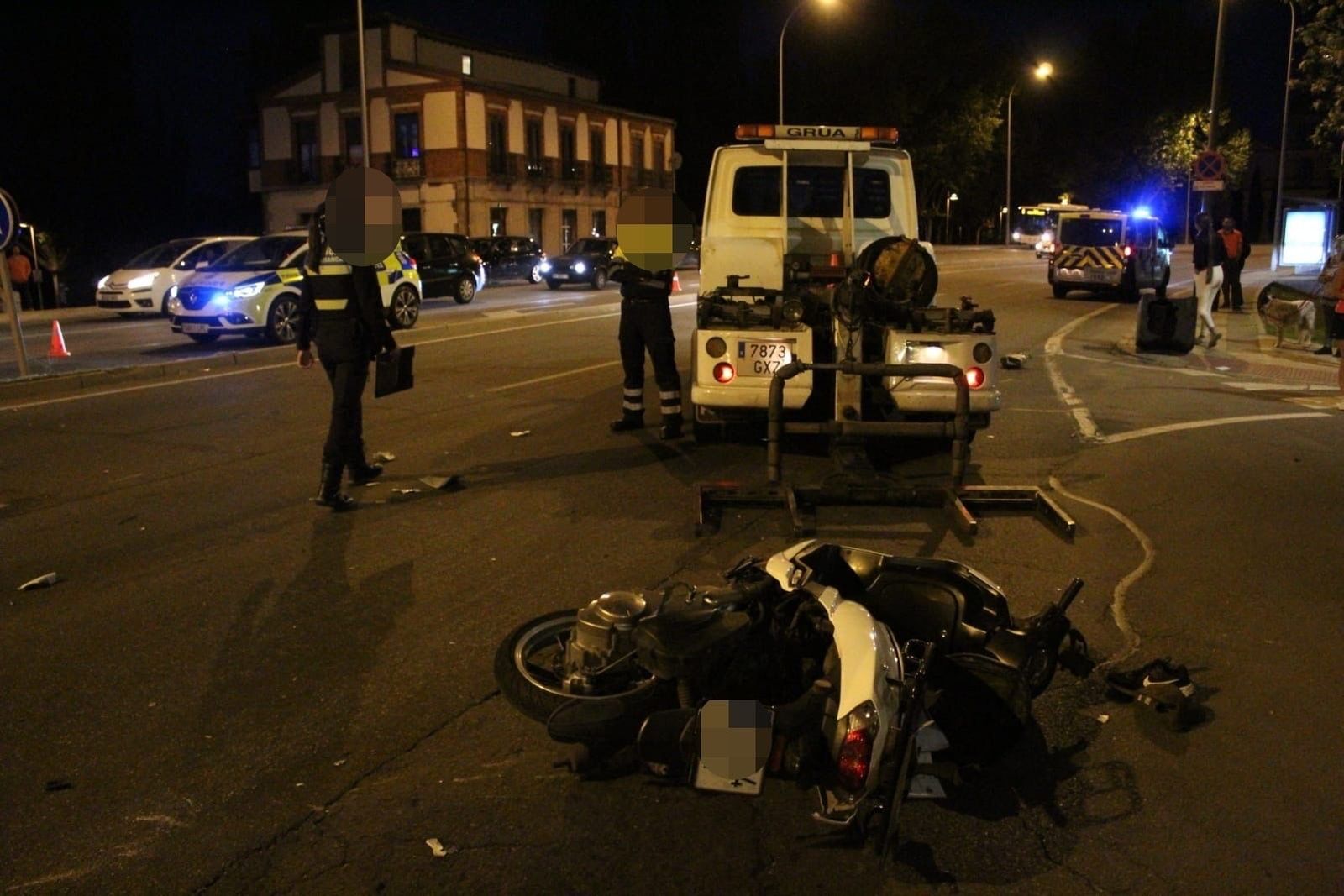 Herido un motorista tras sufrir un accidente junto al Puente Romano