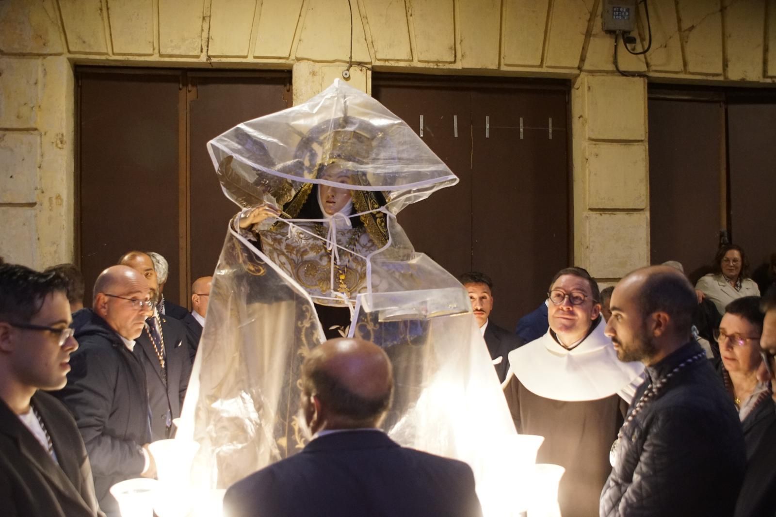 Santa Teresa se despide de los albenses bajo la lluvia