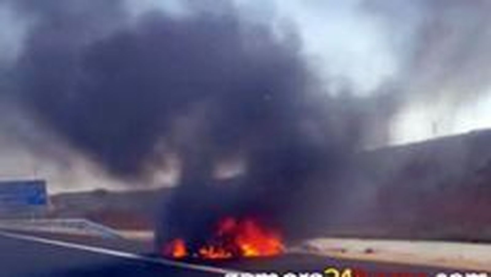 Un vehículo ardiendo en la A-66 condiciona el tráfico durante la mañana de Todos los Santos