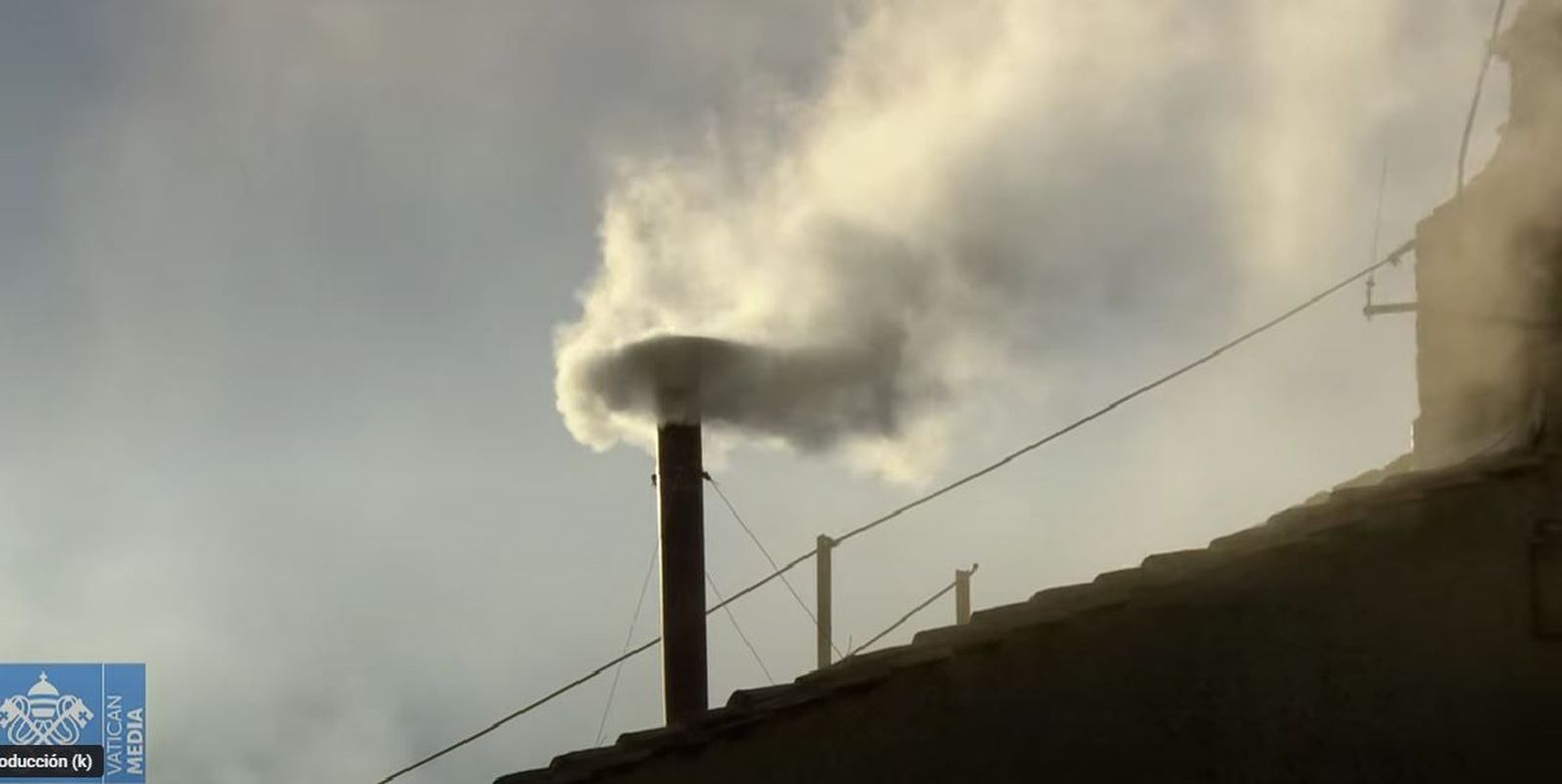Fumata blanca. Foto: Captura de un instante de la retransmisión del canal 'Vatican News- Media Live'.