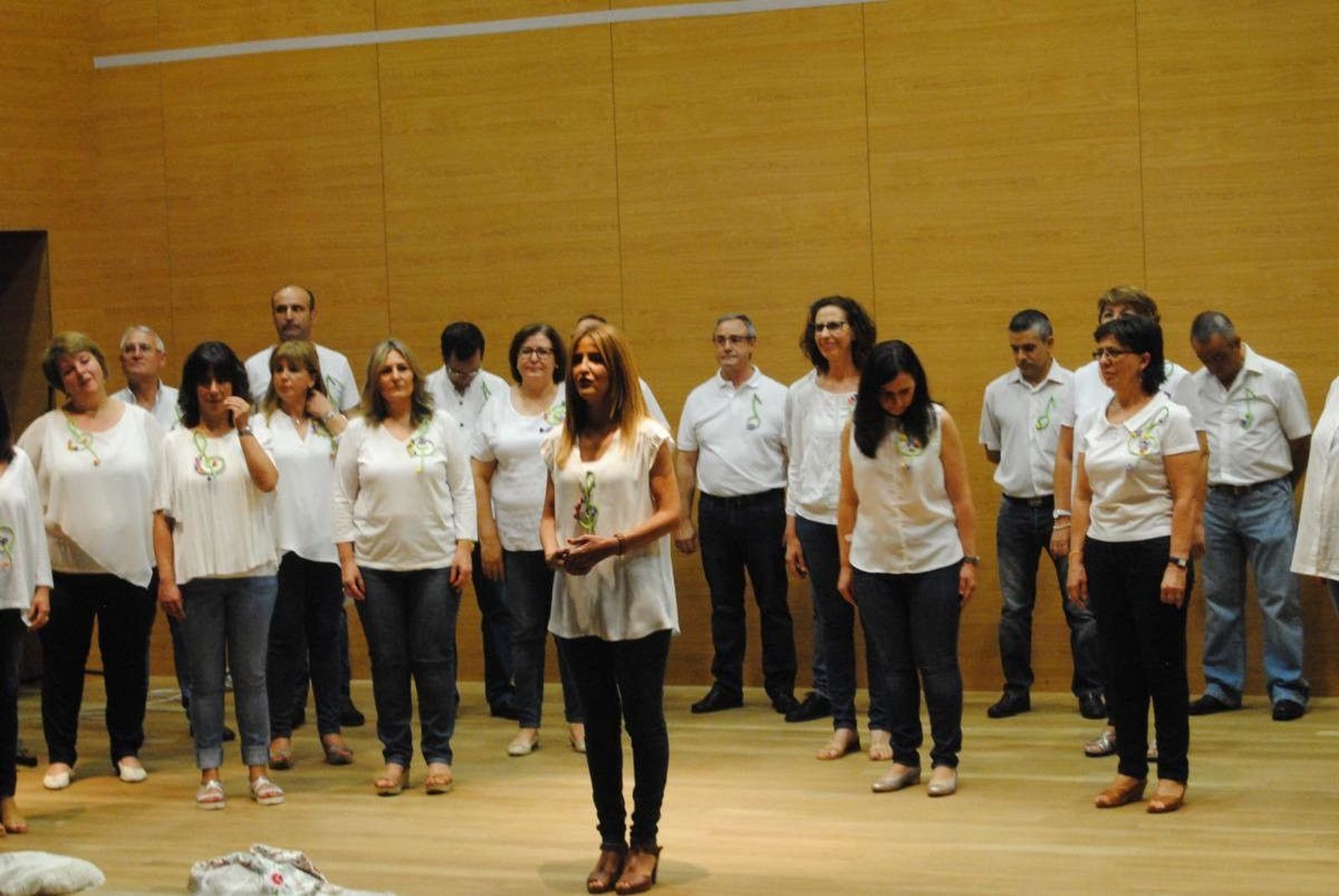 Coro en el Centro Cívico de Vistahermosa