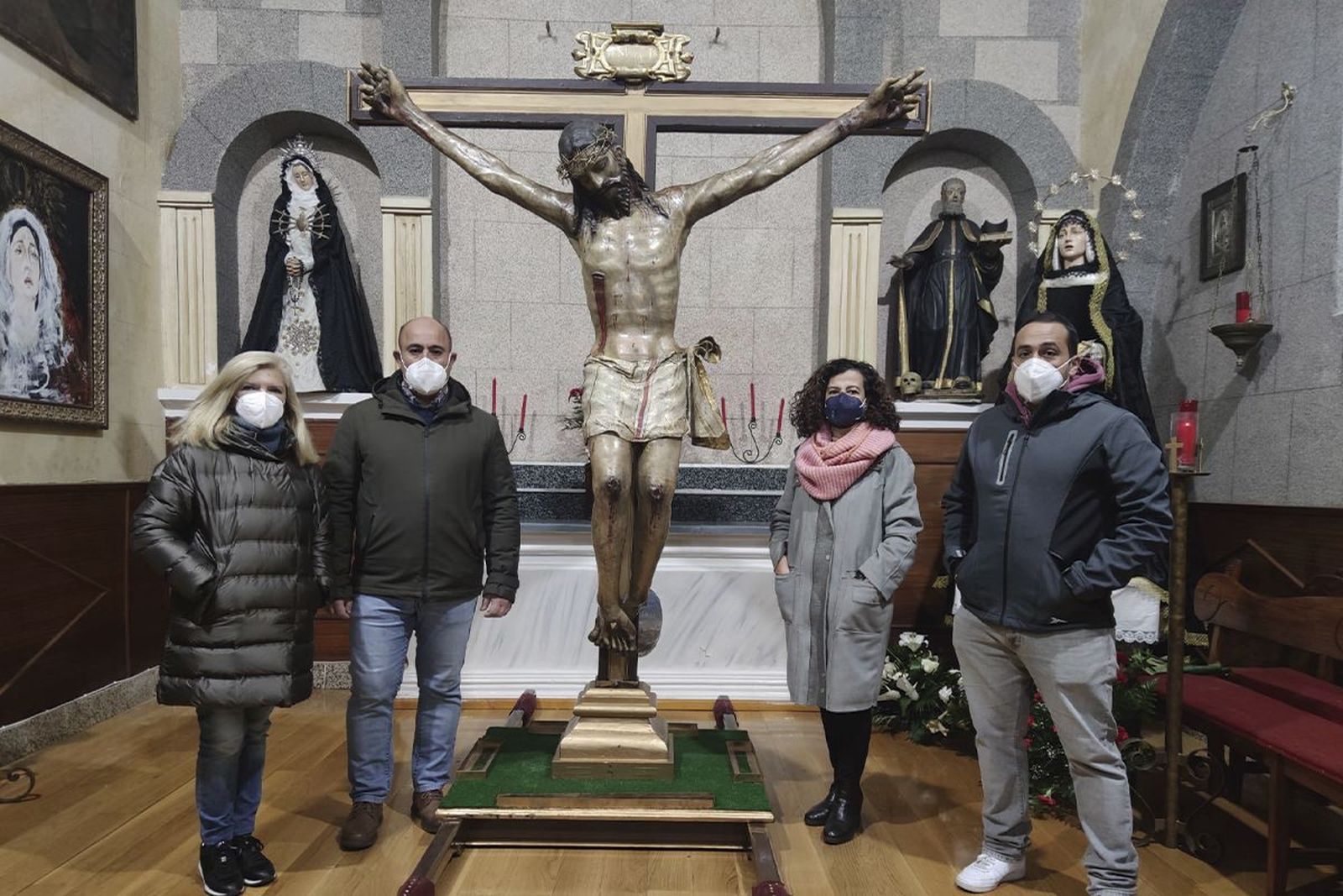 Miembros de la junta de la Cofradia del Cristo del Humilladero junto con las restauradoras antes de su traslado al taller