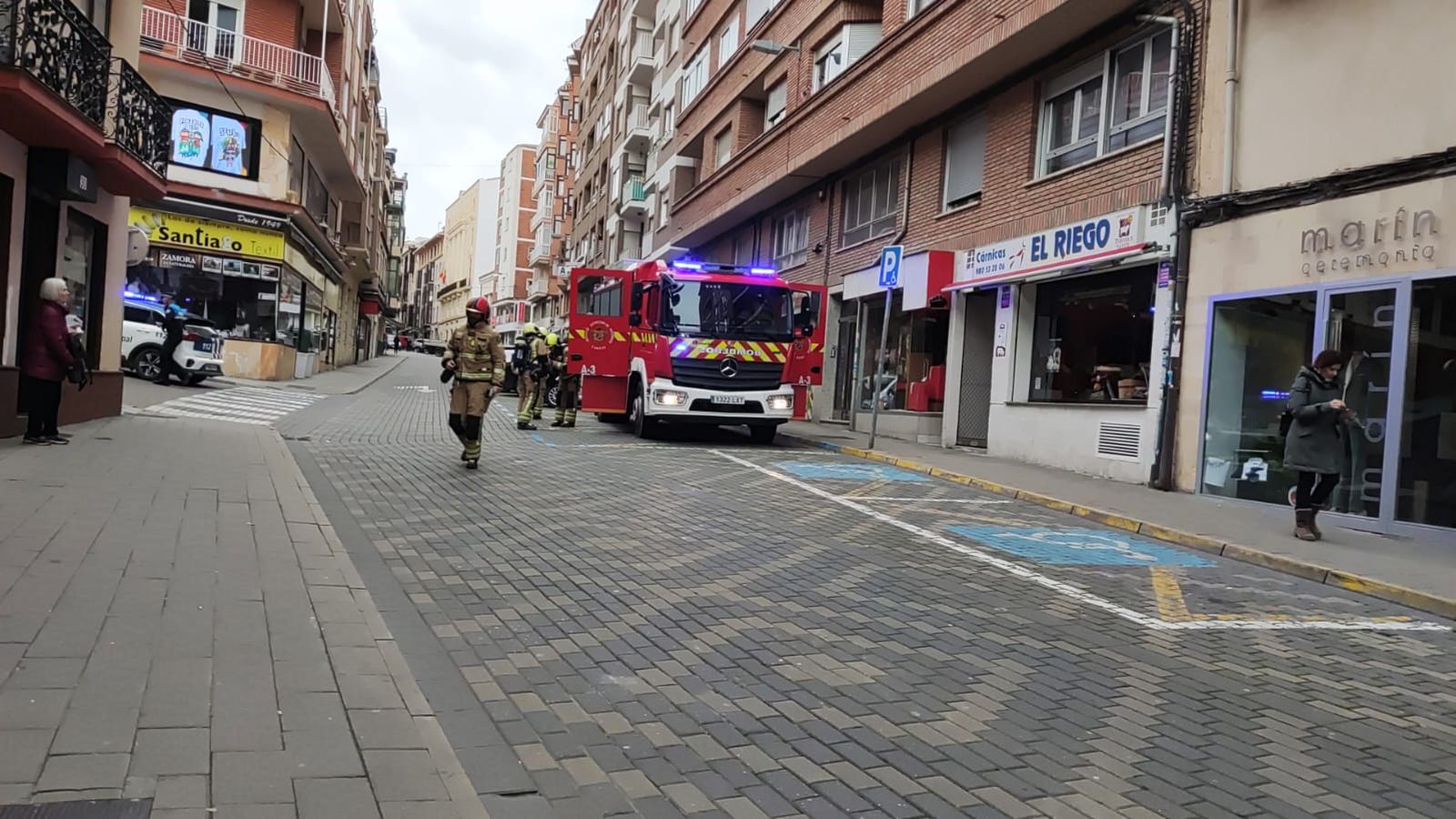 Una cortina de humo hace saltar las alarmas en Zamora capital. Calle del Riego.