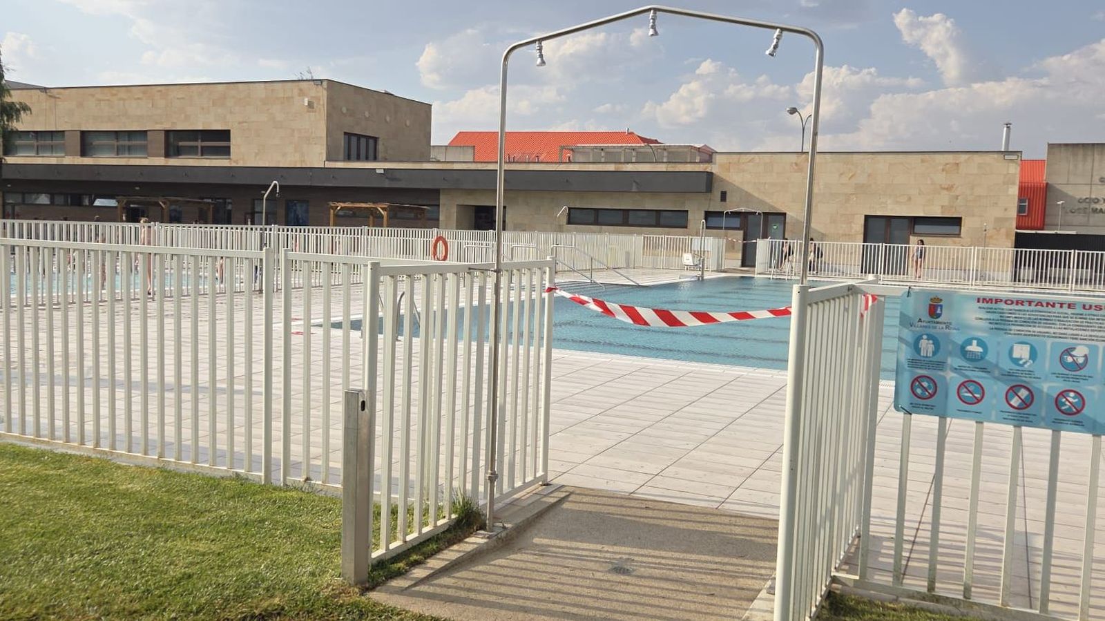 Piscina de Villares clausurada al baño