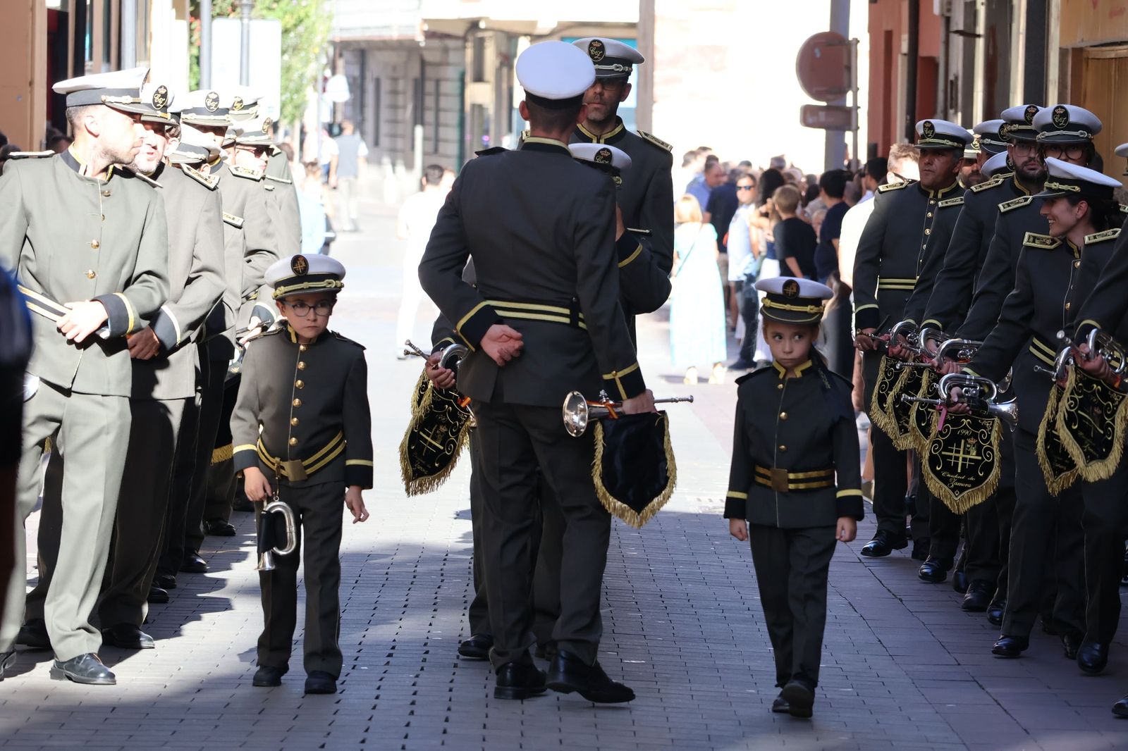 La Exaltación de la Cruz procesiona por las calles de Zamora rumbo a la carpa de San Bernabé
