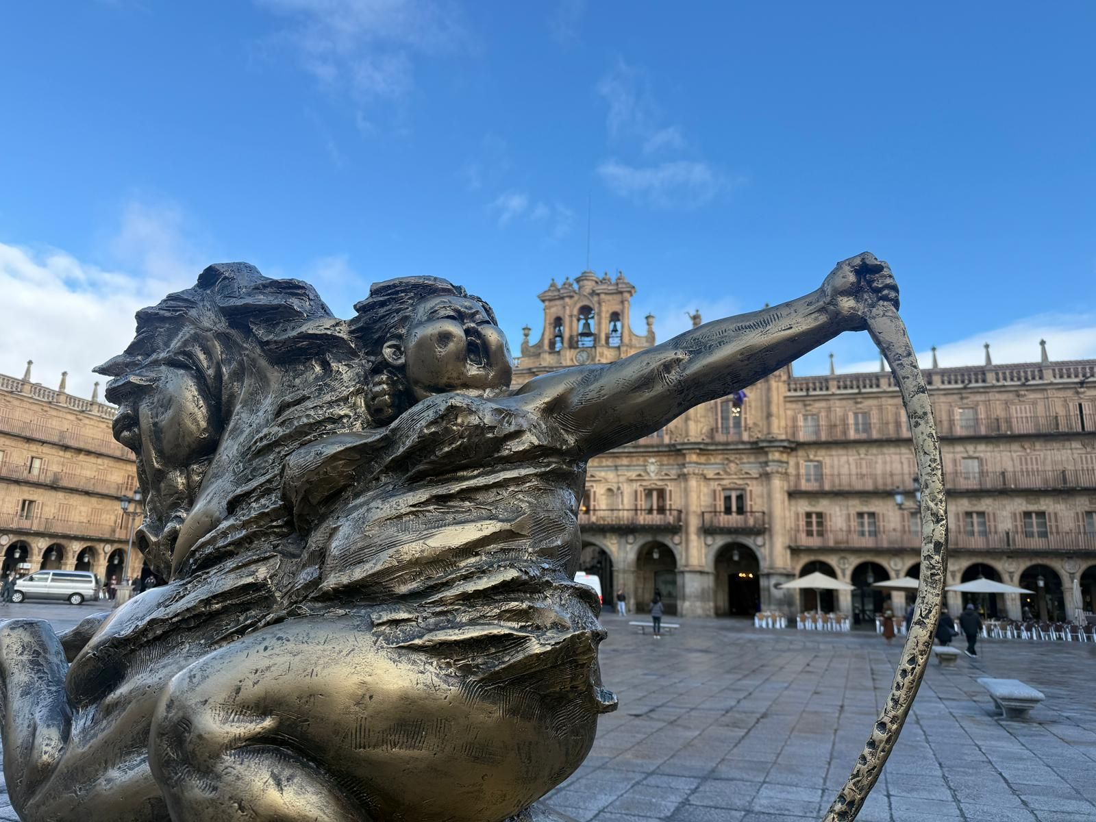Mandan a reparar el arco de la escultura de Xu Hongfei de la Plaza Mayor