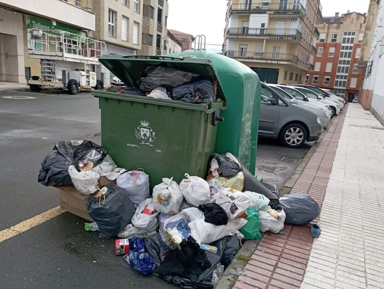 Cubos de basura desbordados en Béjar