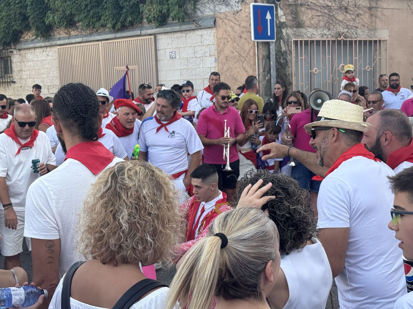 Castellanos de Moriscos. Paseo de peñas con la temática “Viva San Fermín”