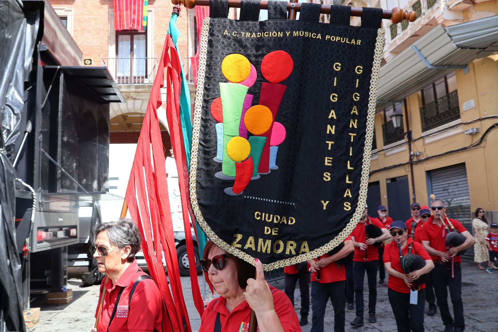 Pasacalles de Gigantes y Gigantillas (3).jpg