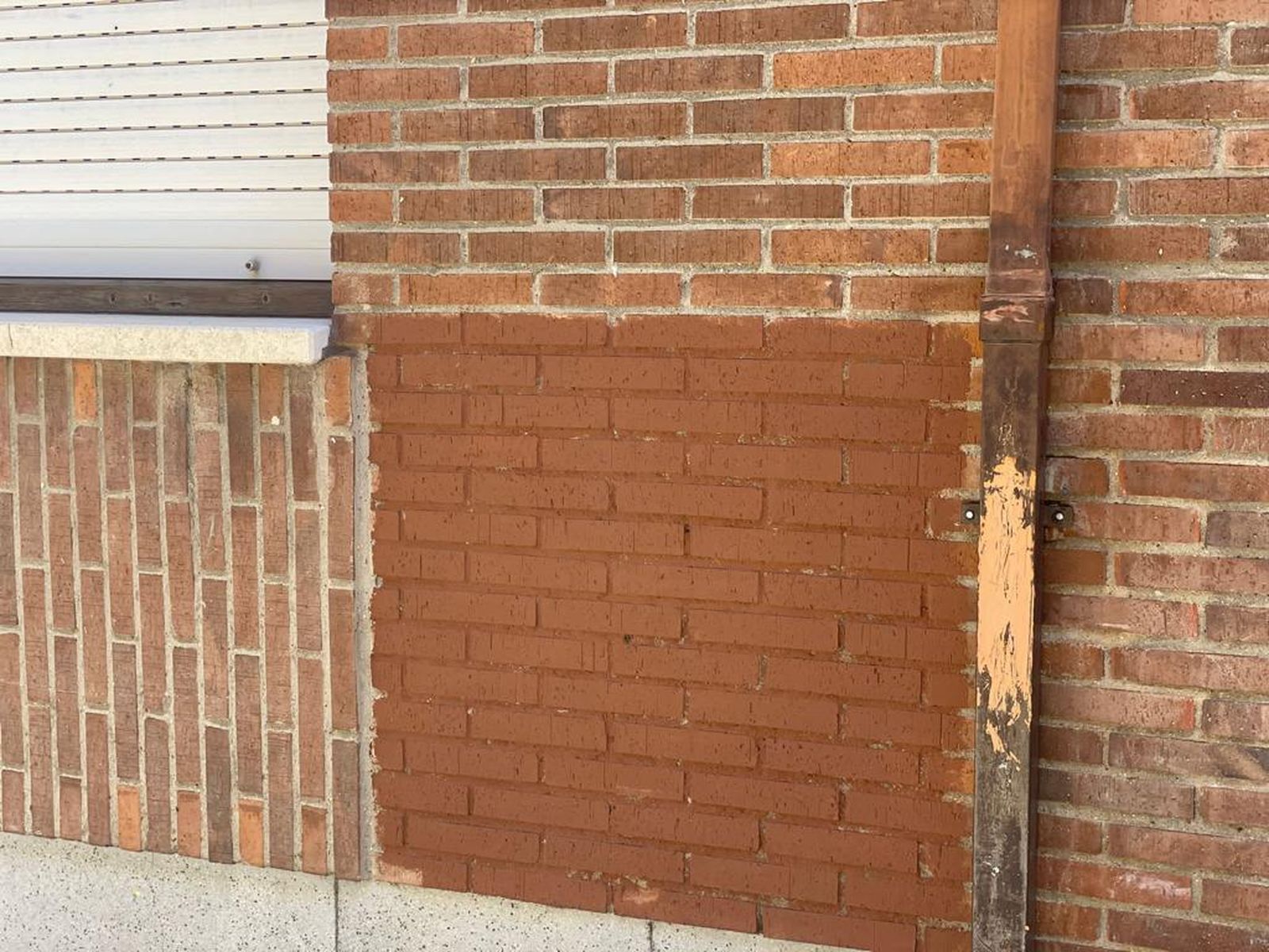 fachada-con-grafitis-limpiada-por-el-ayuntamiento-4