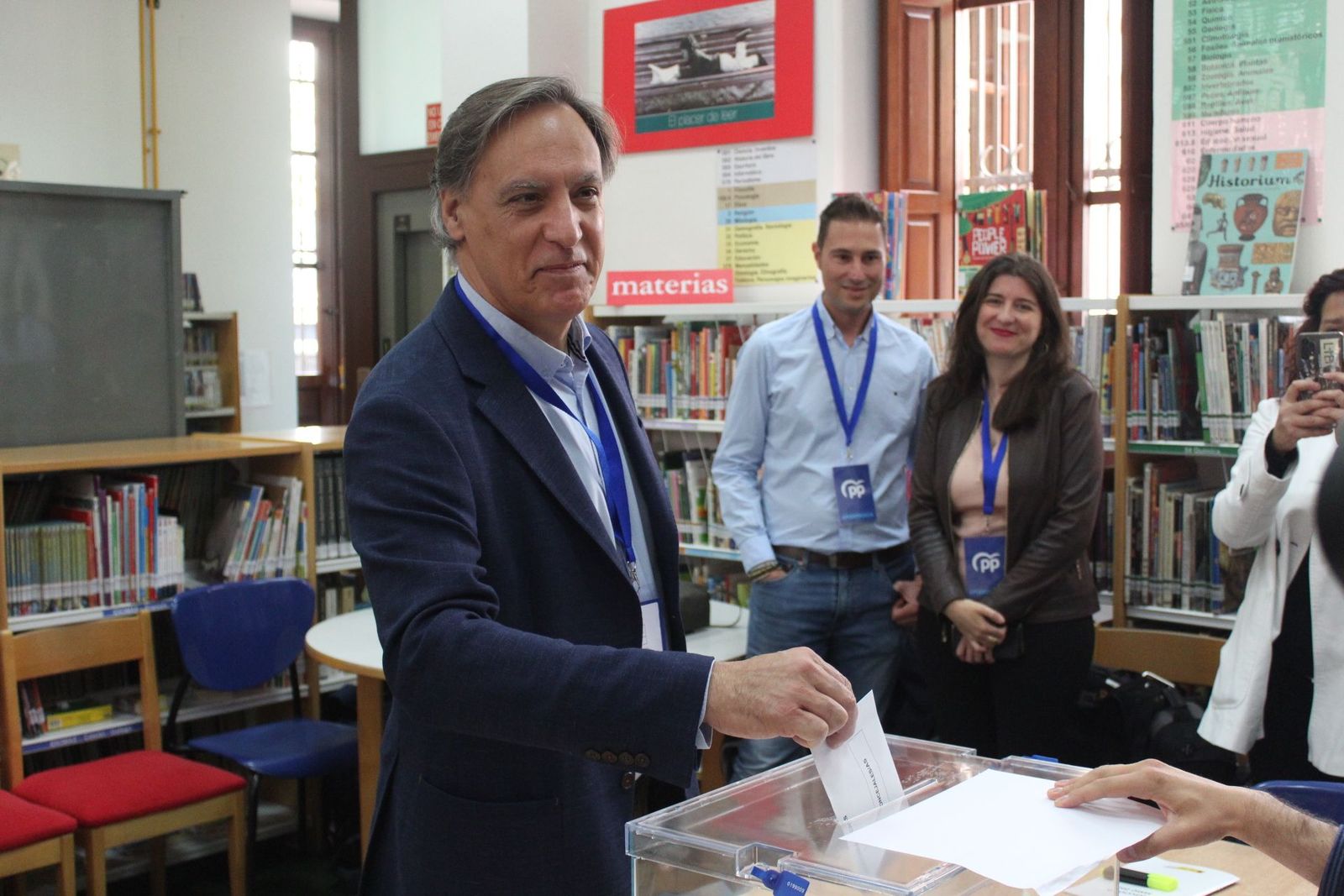 Carlos García Carbayo ejerce el derecho a voto