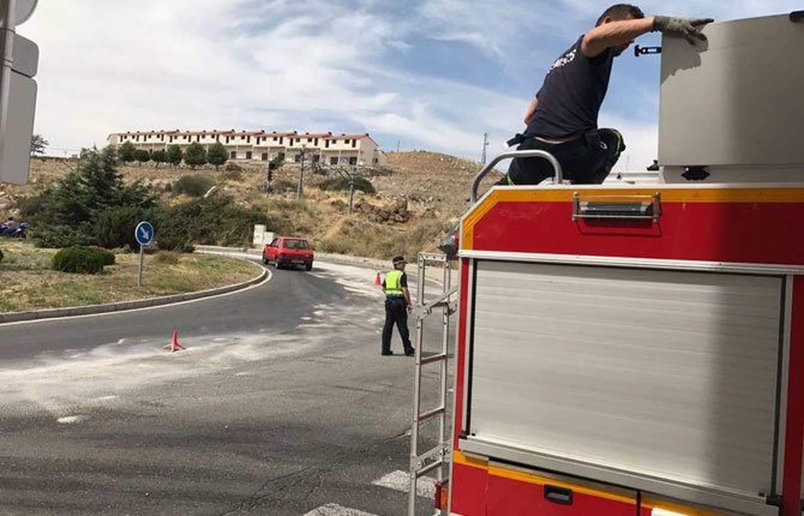 Un motorista sufre un accidente por un vertido de gasóleo