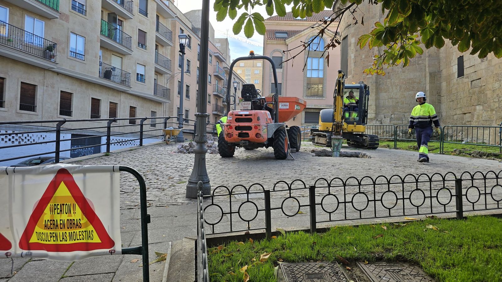 El alcalde de Salamanca, Carlos García Carbayo, visita las obras de renaturalización de plazas del casco histórico de la ciudad
