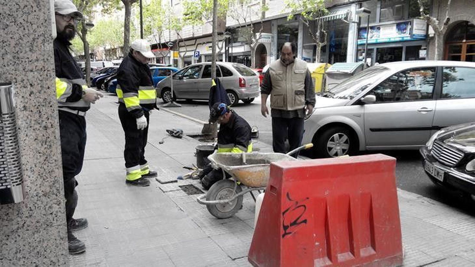 Los trabajadores del Plan Emplea continúan con el arreglo de aceras y bordillos