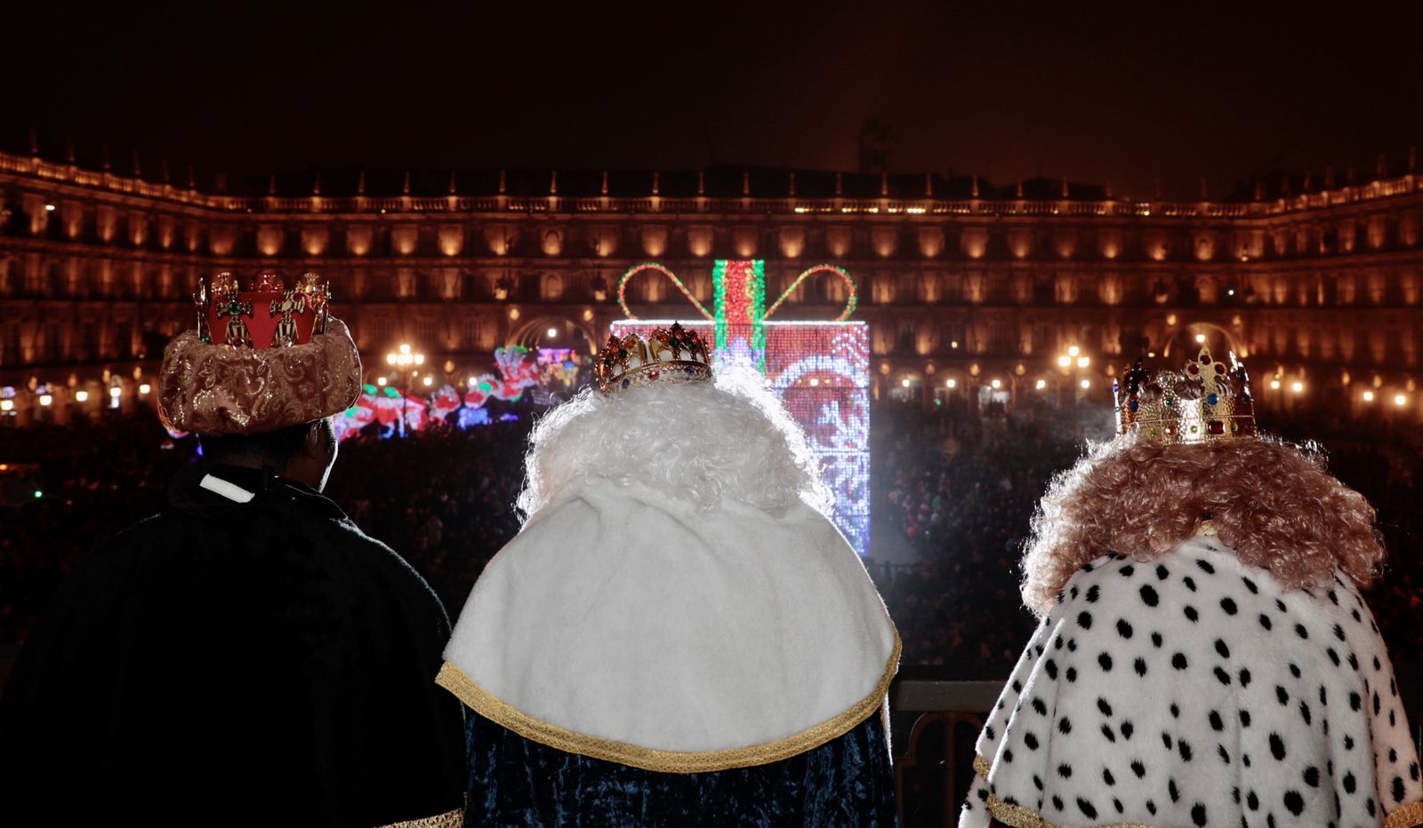 Los Reyes Magos, en la cabalgata del 5 de enero de 2020, lanzan su mensaje desde el balcón del Ayuntamiento de Salamanca. | FOTO: ICAL