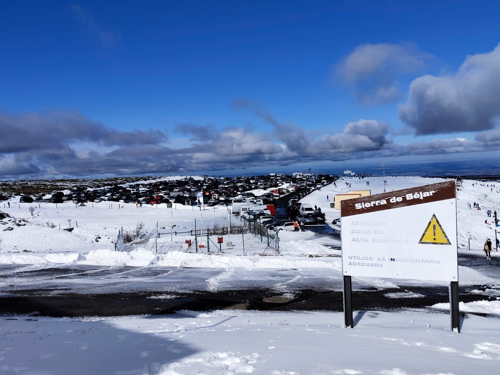 Gente disfrutando con trineos en La Covatilla