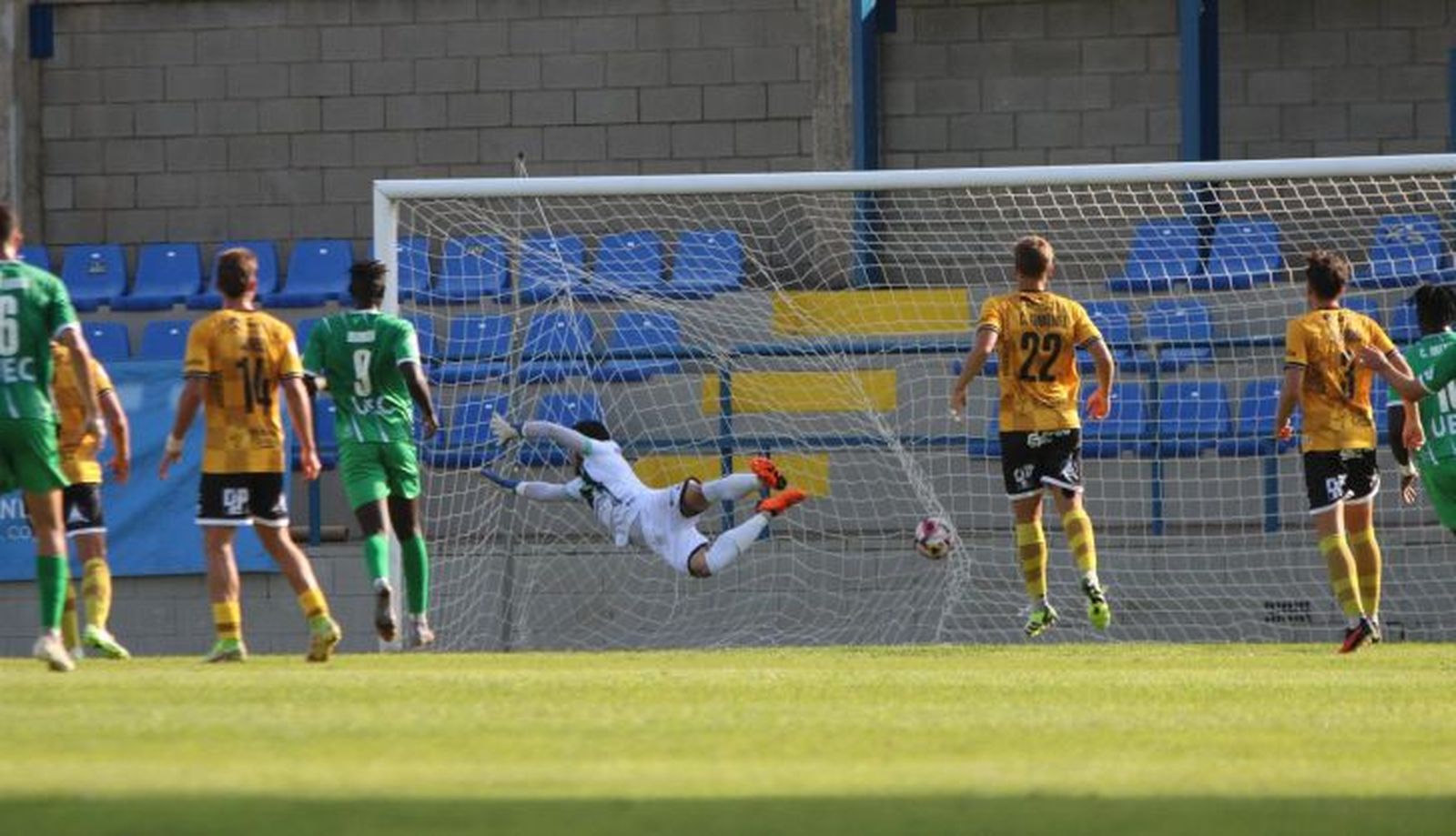 Canario supera a Iván Martínez de falta directa | FOTO UNIONISTAS CF