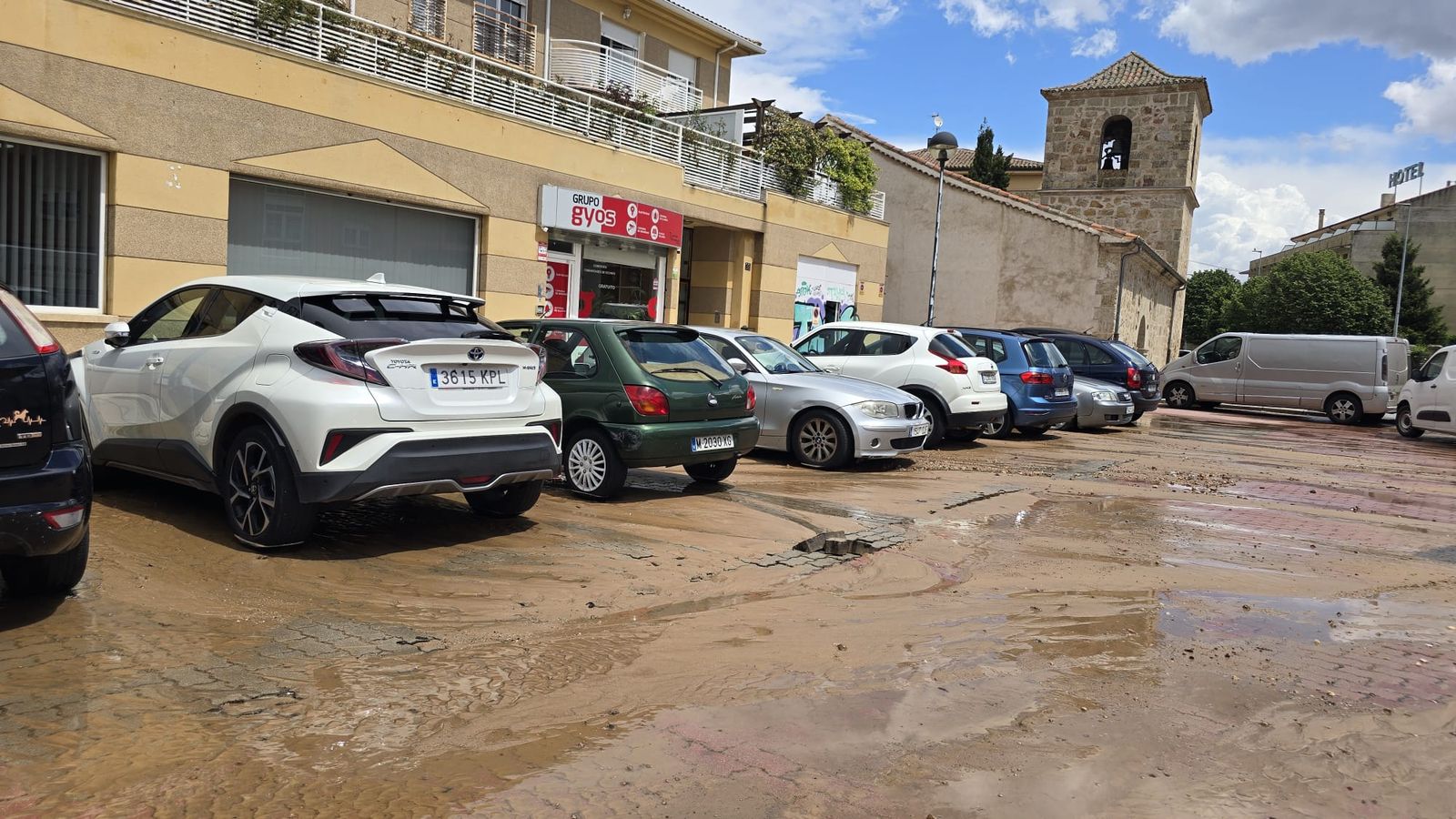 Parking junto a la iglesia del Arrabal con restos de agua y barro tras la intensa granizada caída en Salamanca capital