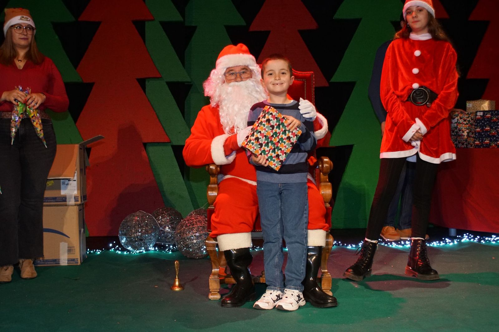 Papá Noel recorre las calles de Alba de Tormes y entrega regalos a los niños