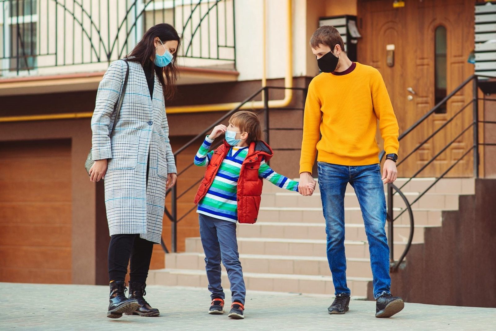 Familia paseando con mascarillas