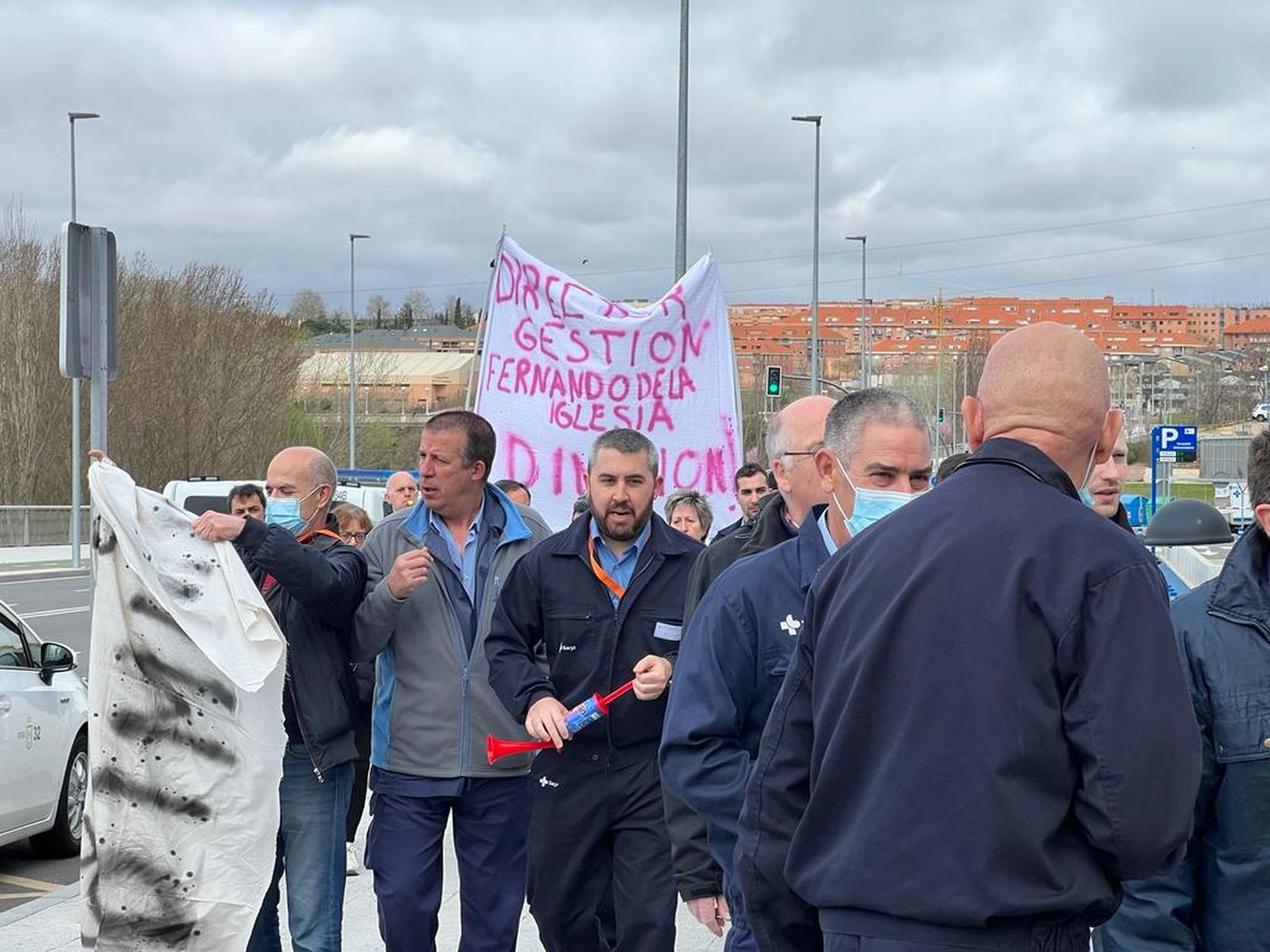 concentracion-de-los-trabajadores-de-mantenimiento-por-la-privatizacion-del-servicio-en-el-hospital-de-salamanca-fotos-s24h-16