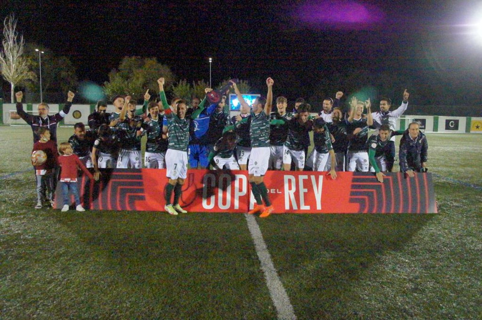 El Guijuelo celebra su clasificación para la Copa del Rey / FOTO SALAMANCA24HORAS.COM